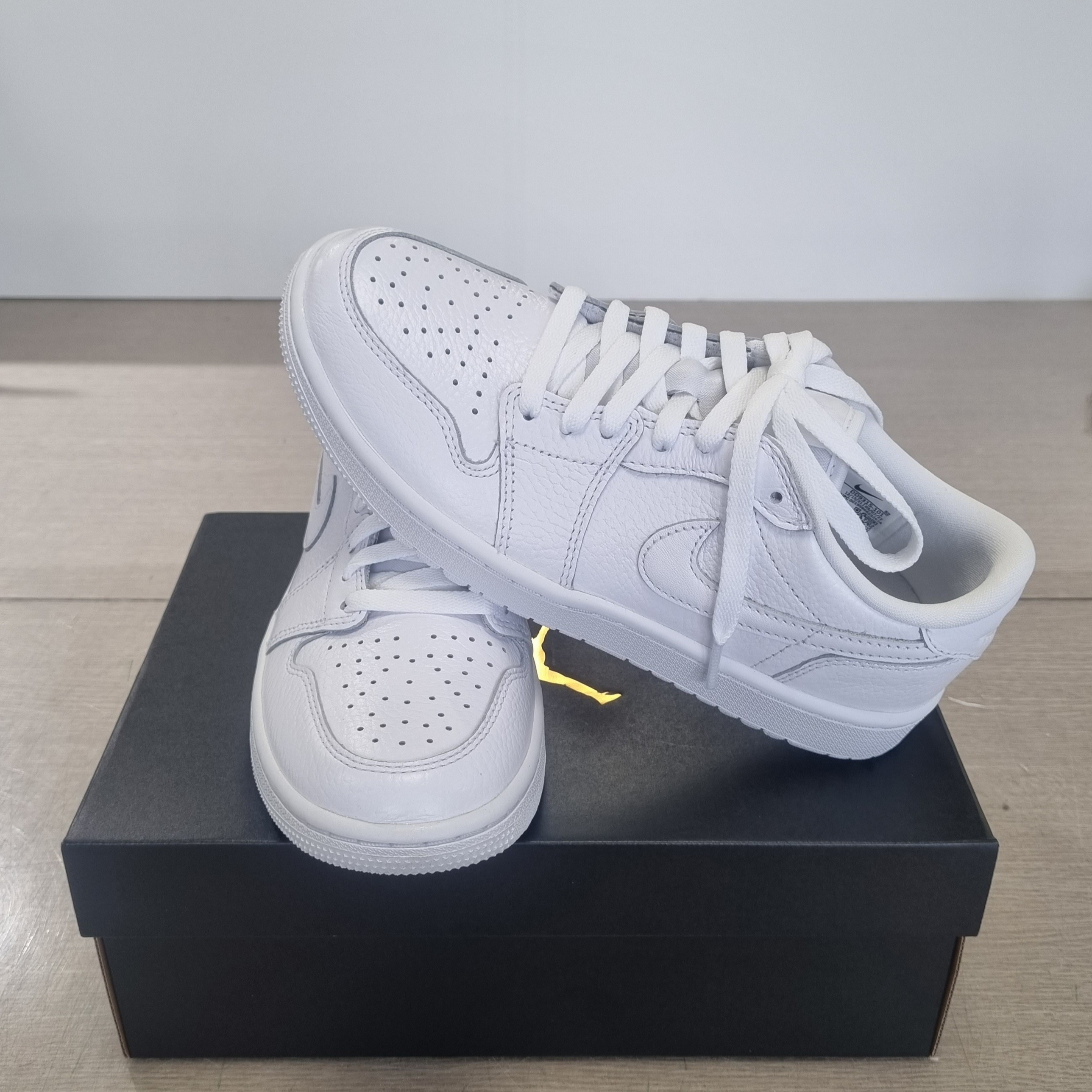 Jordan 1 Low Golf Triple White 착용 스타일 - 1