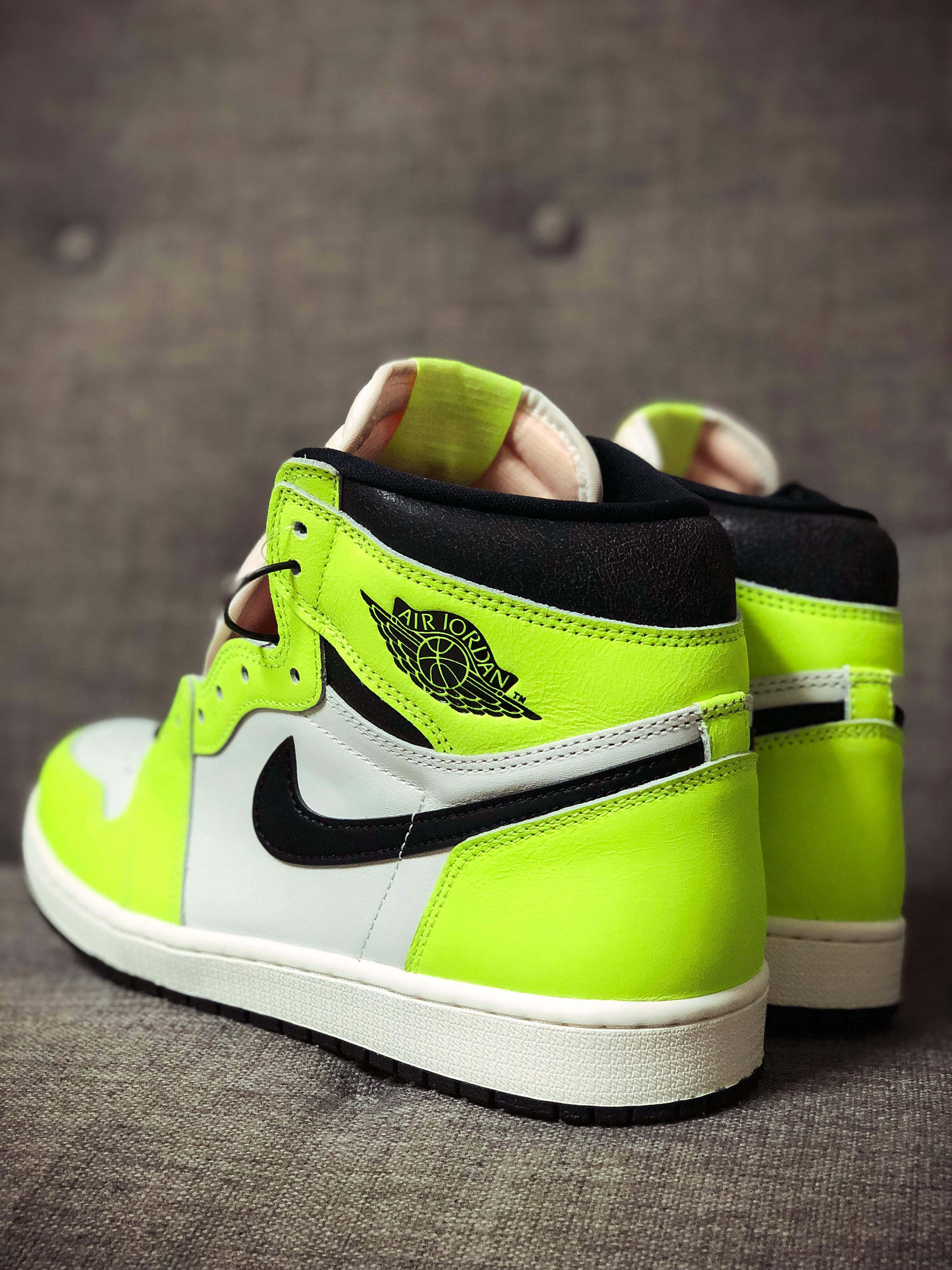 Jordan 1 Retro High OG Volt 착용 스타일 - 3