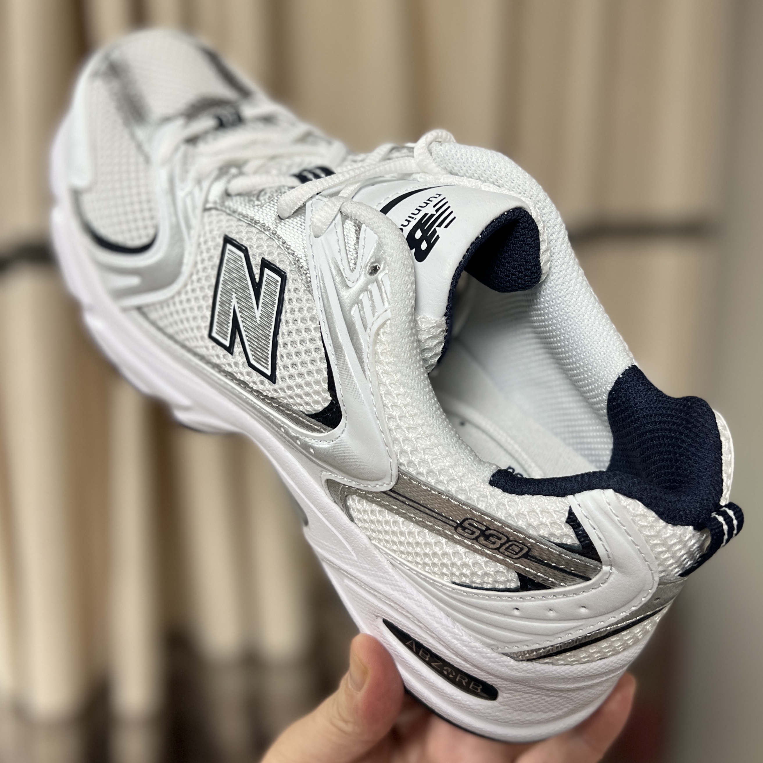 New Balance 530 White 착용 스타일 - 2