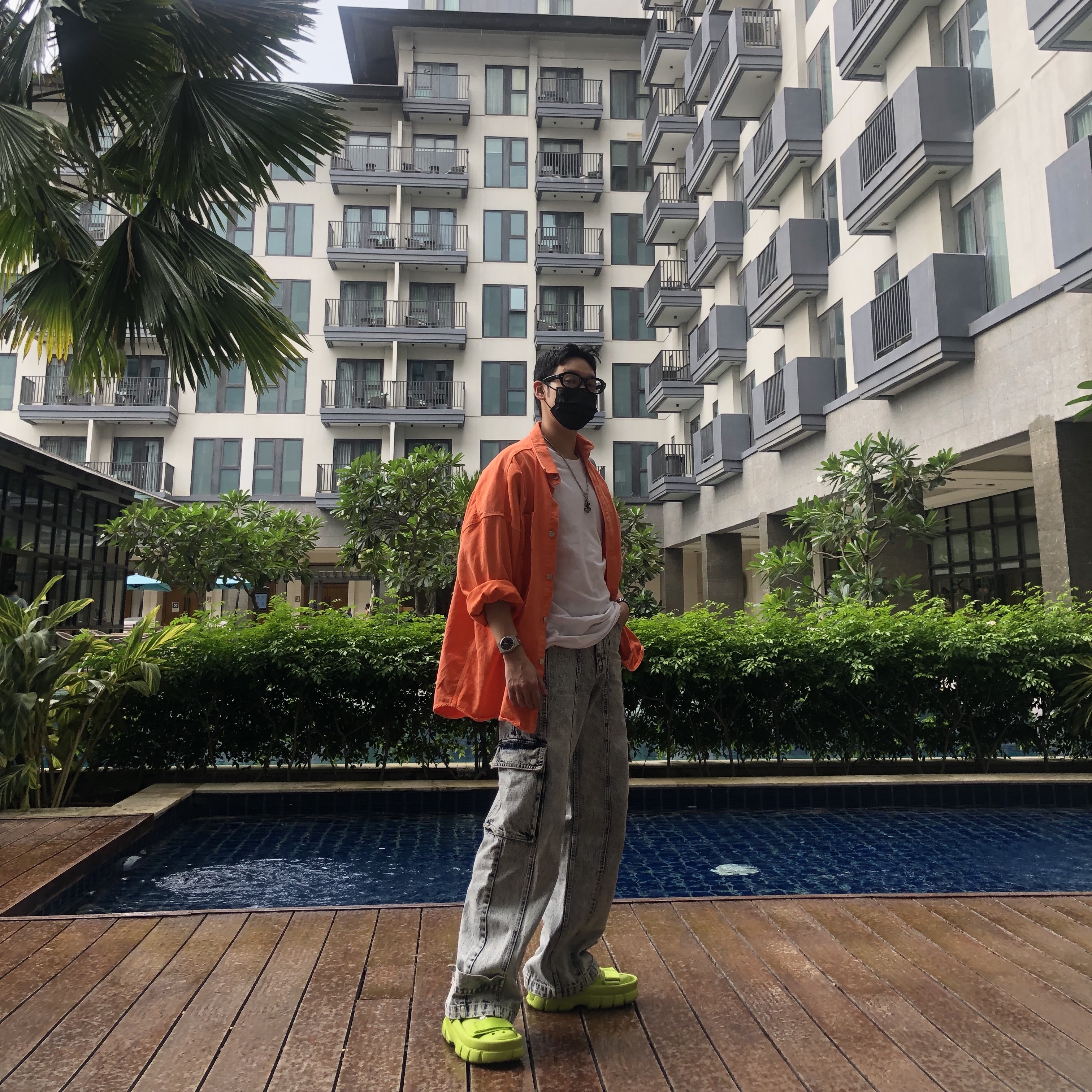 Crocs x Sankuanz Classic Clog Lime Punch 착용 스타일 - 3