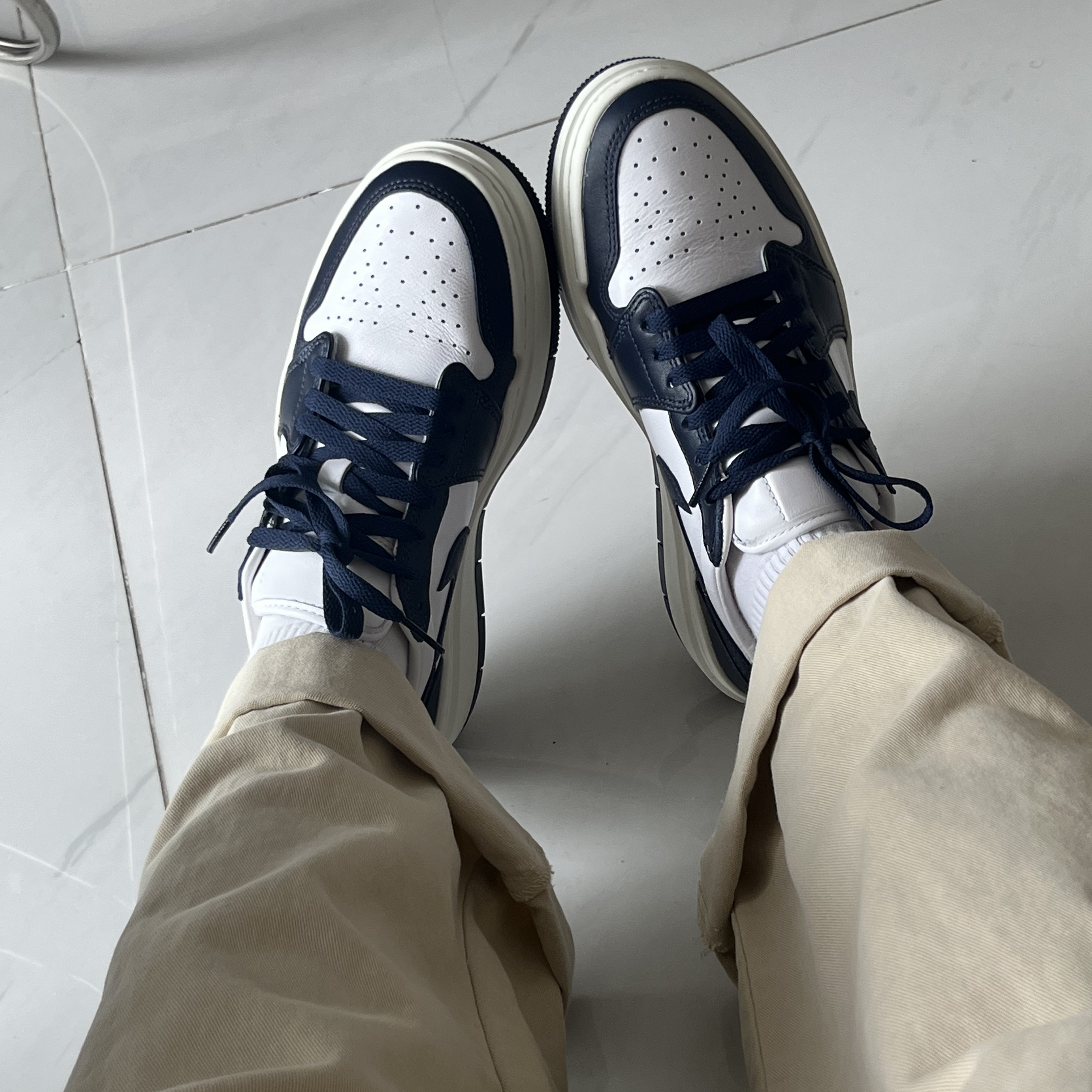 (W) Jordan 1 Elevate Low Midnight Navy 착용 스타일 - 1