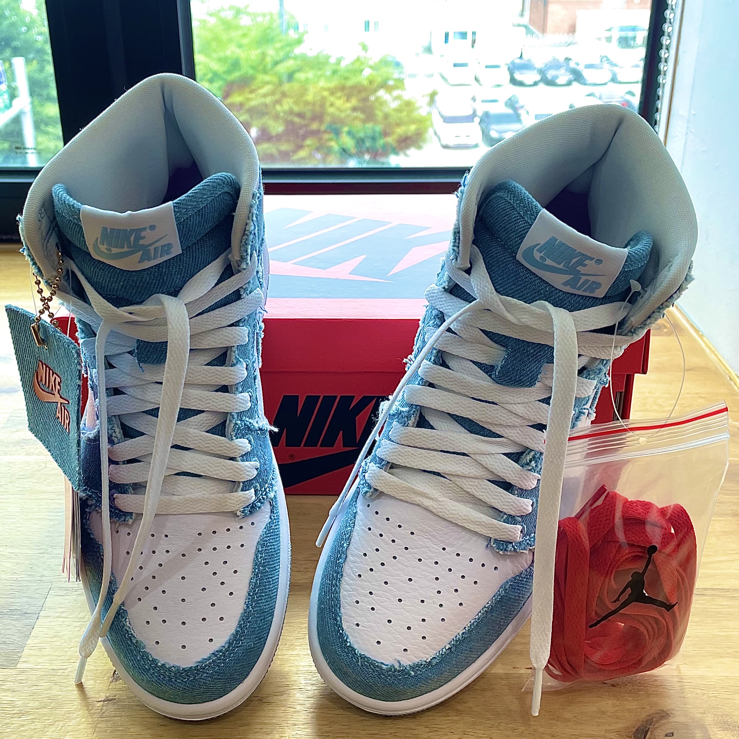 (W) Jordan 1 Retro High OG Denim 착용 스타일 - 1