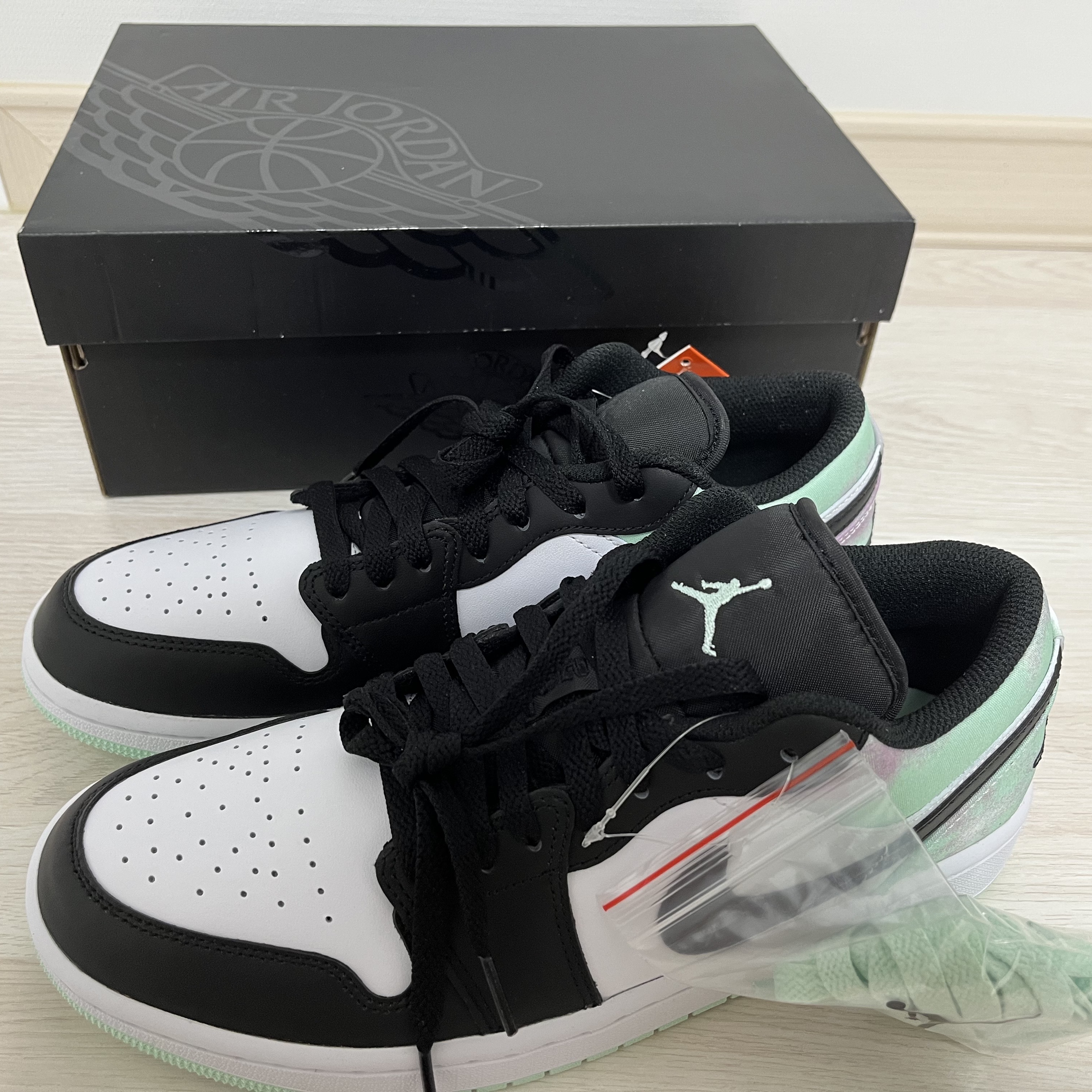 Jordan 1 Low SE White Black Tie-Dye 착용 스타일 - 1