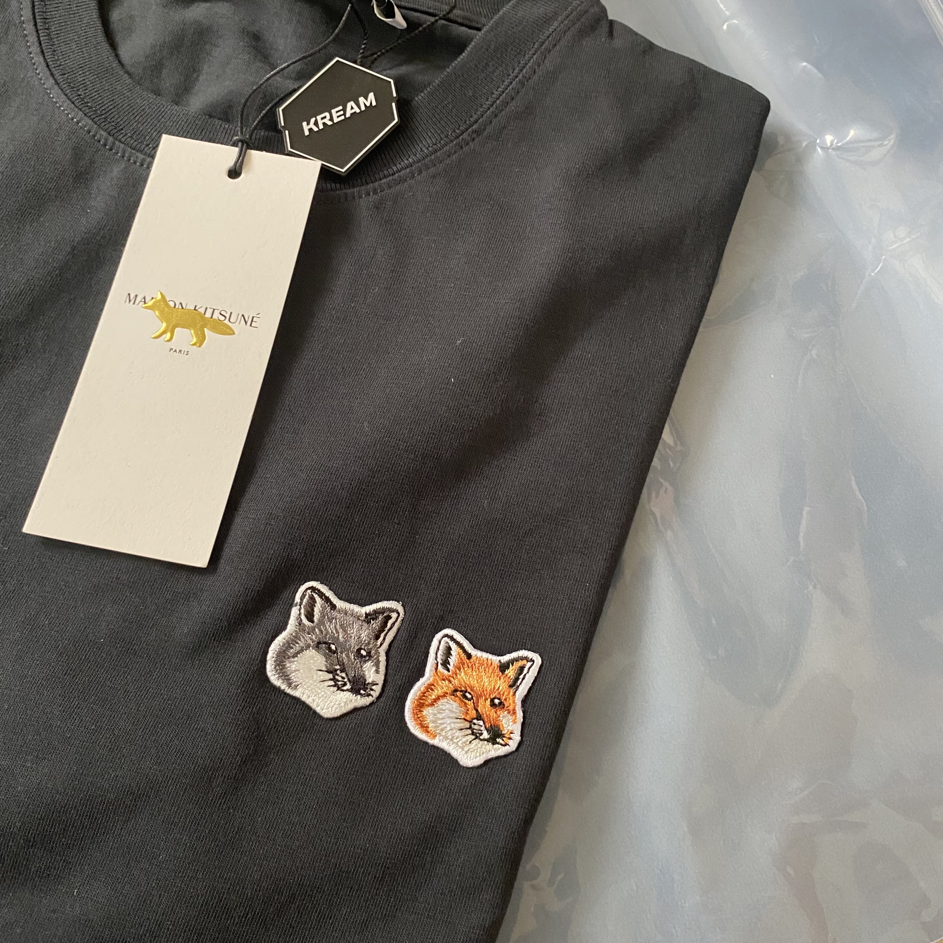 Maison Kitsune Double Fox Head Patch Classic T-Shirt Anthracite 착용 스타일