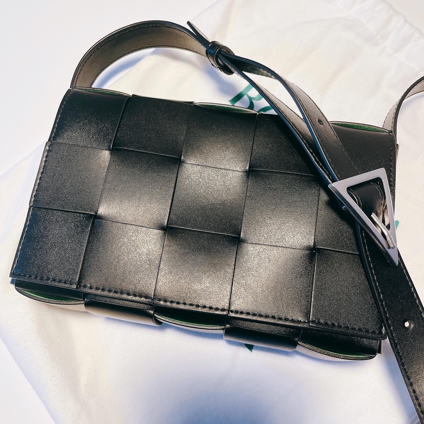 Bottega Veneta Leather Cassette Black Parakeet 착용 스타일 - 1