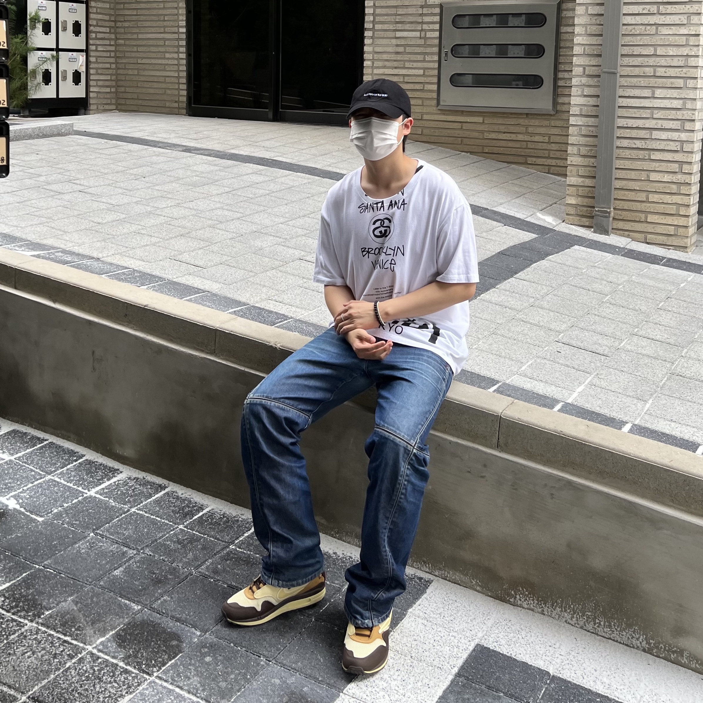 Stussy x Takahiromiyashita The Soloist 40 WT T-Shirt, Nike x Travis Scott Air Max 1 Cact.us Brown 착용 스타일