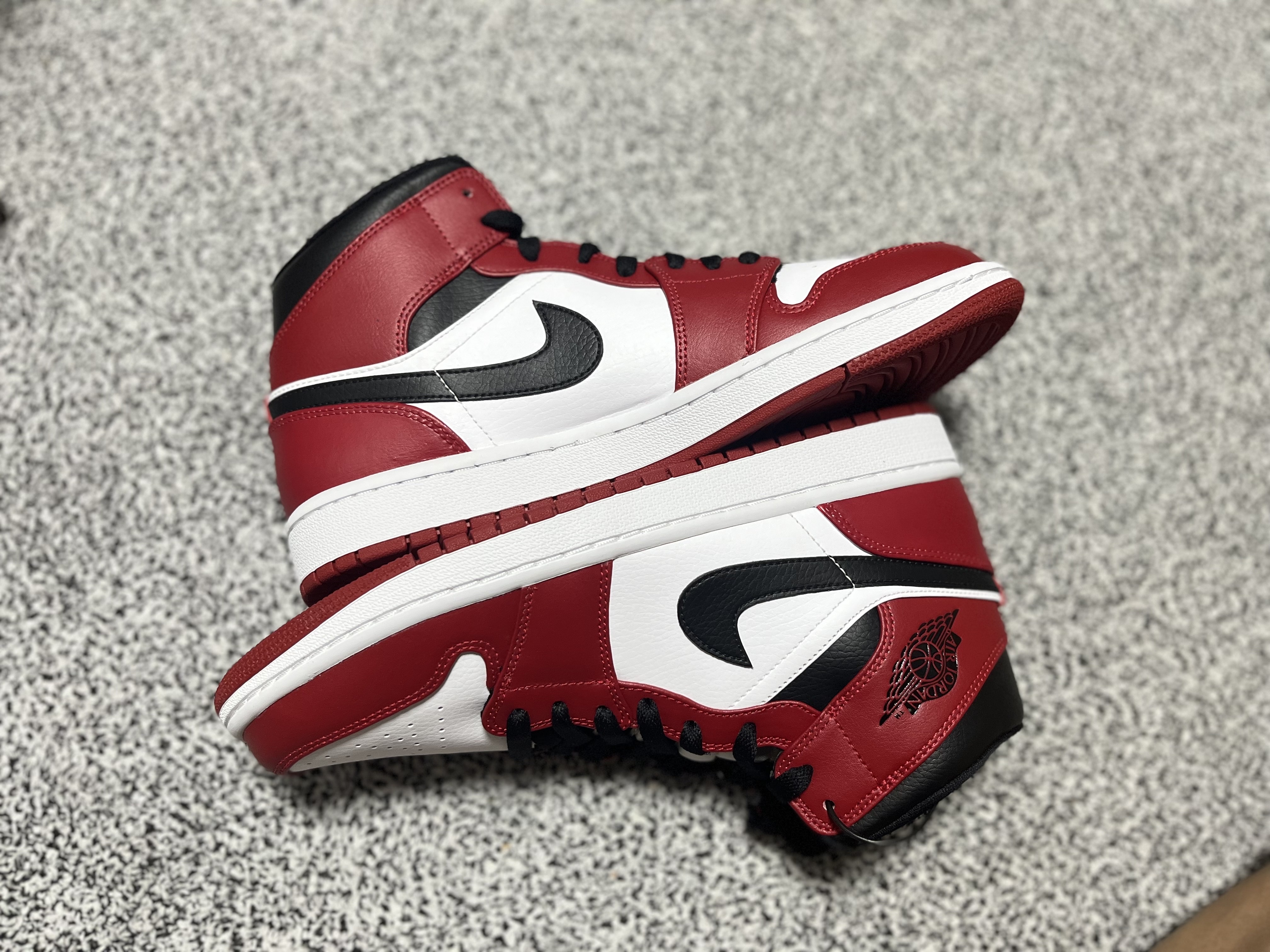 Jordan 1 Mid Chicago 2020, Nike x NBA Dunk Low Retro EMB Black and Chile Red 착용 스타일 - 1