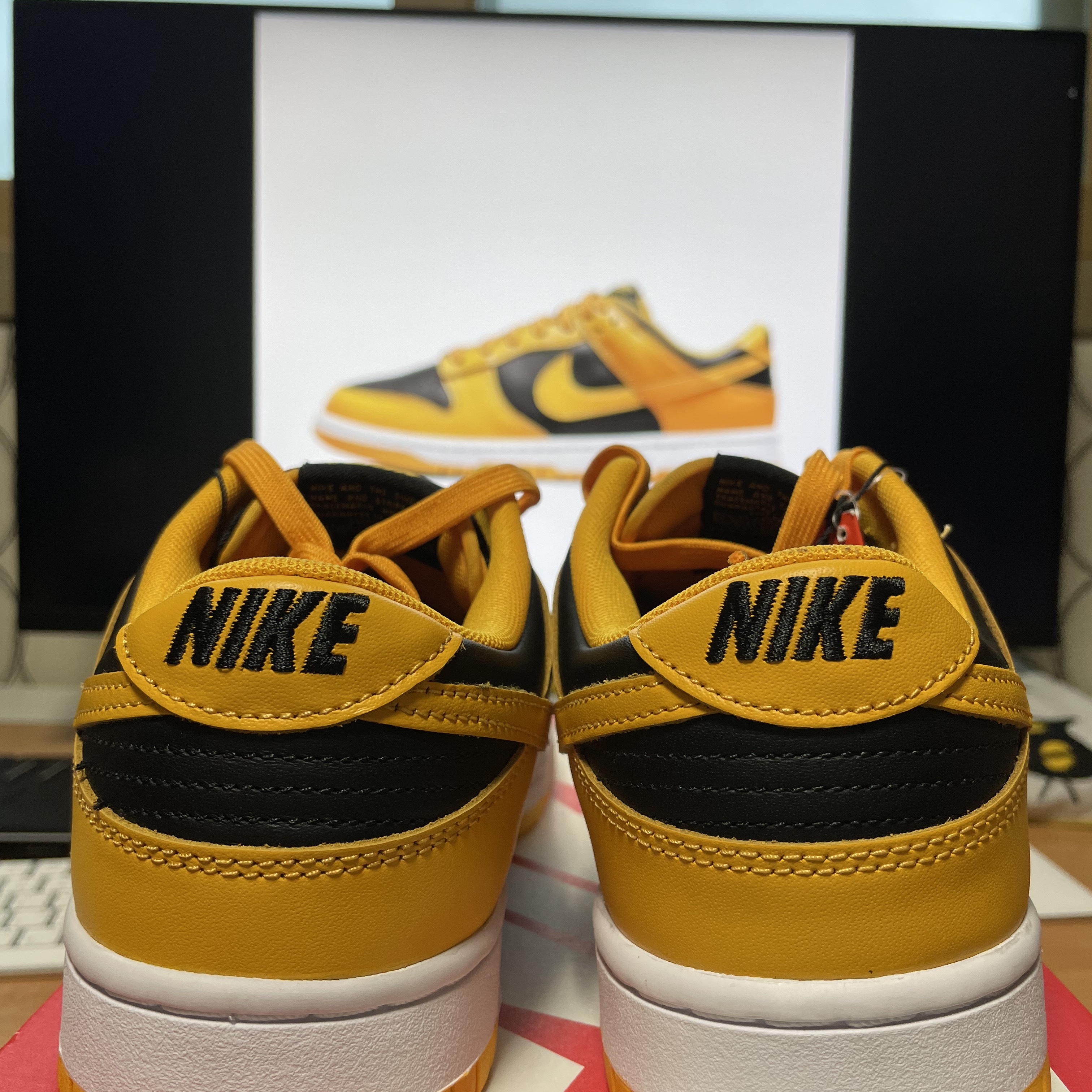 Nike Dunk Low Retro Championship Goldenrod 착용 스타일 - 2