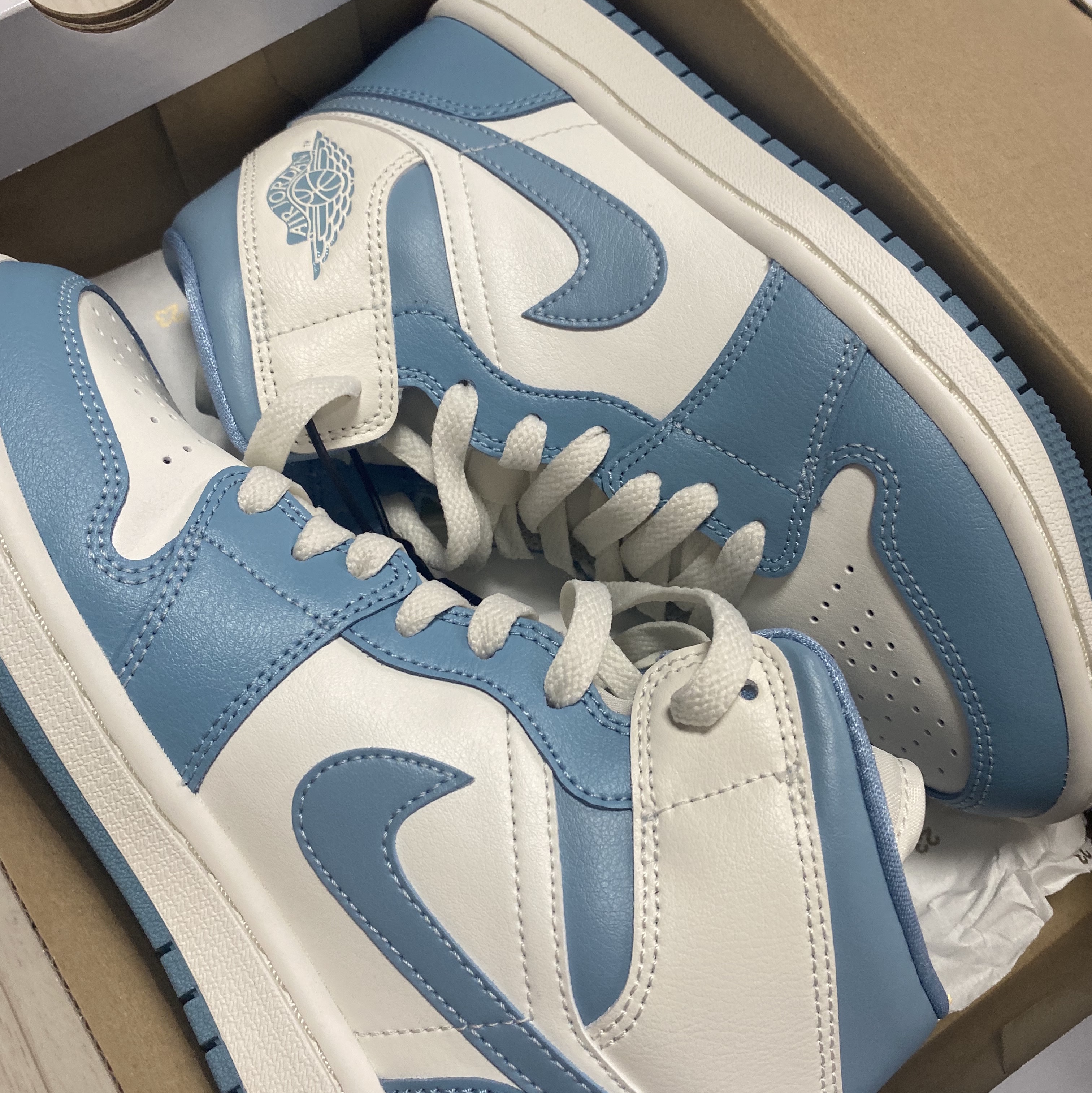 (W) Jordan 1 Mid Sail and Worn Blue 착용 스타일