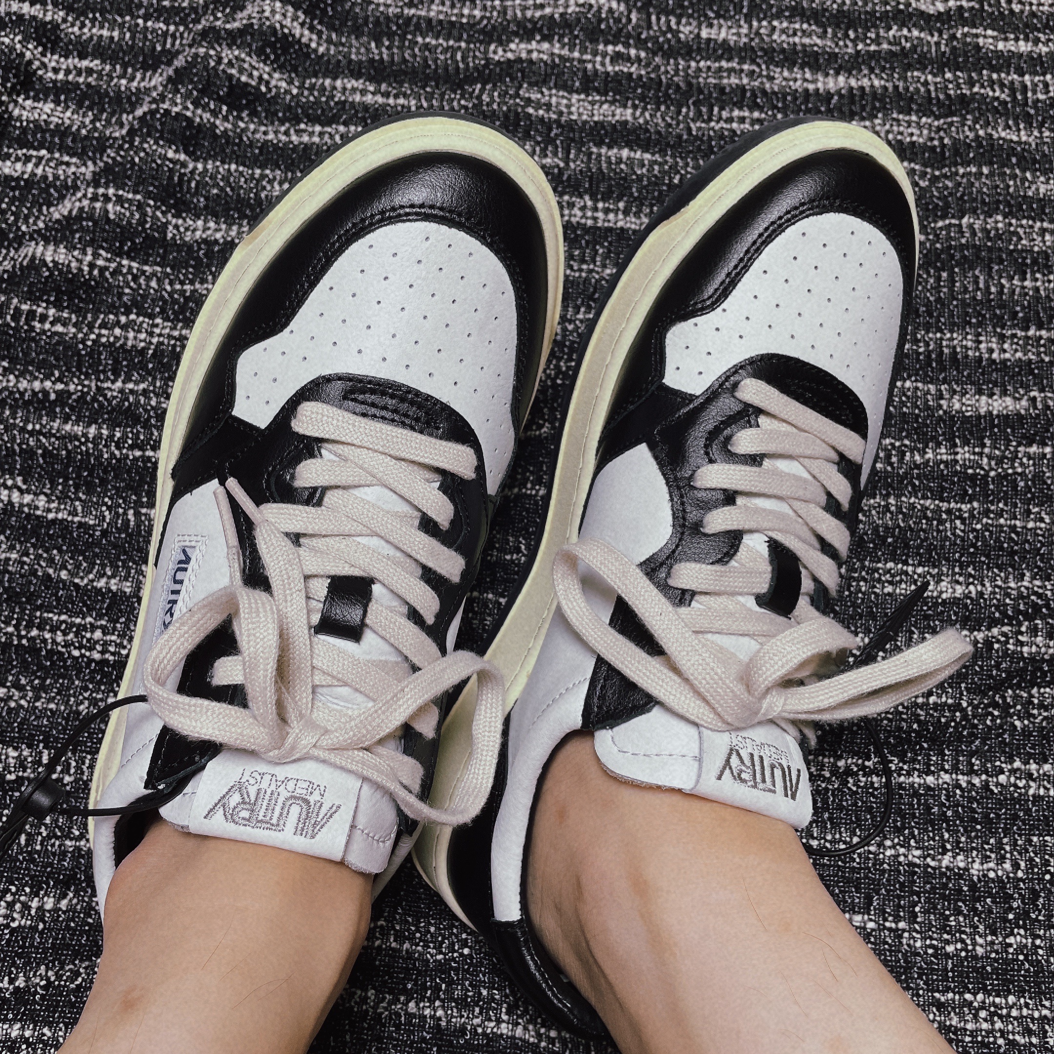 Autry Medalist Low Leather Sneakers Black White, Nike Dunk Low Retro Black 착용 스타일 - 5