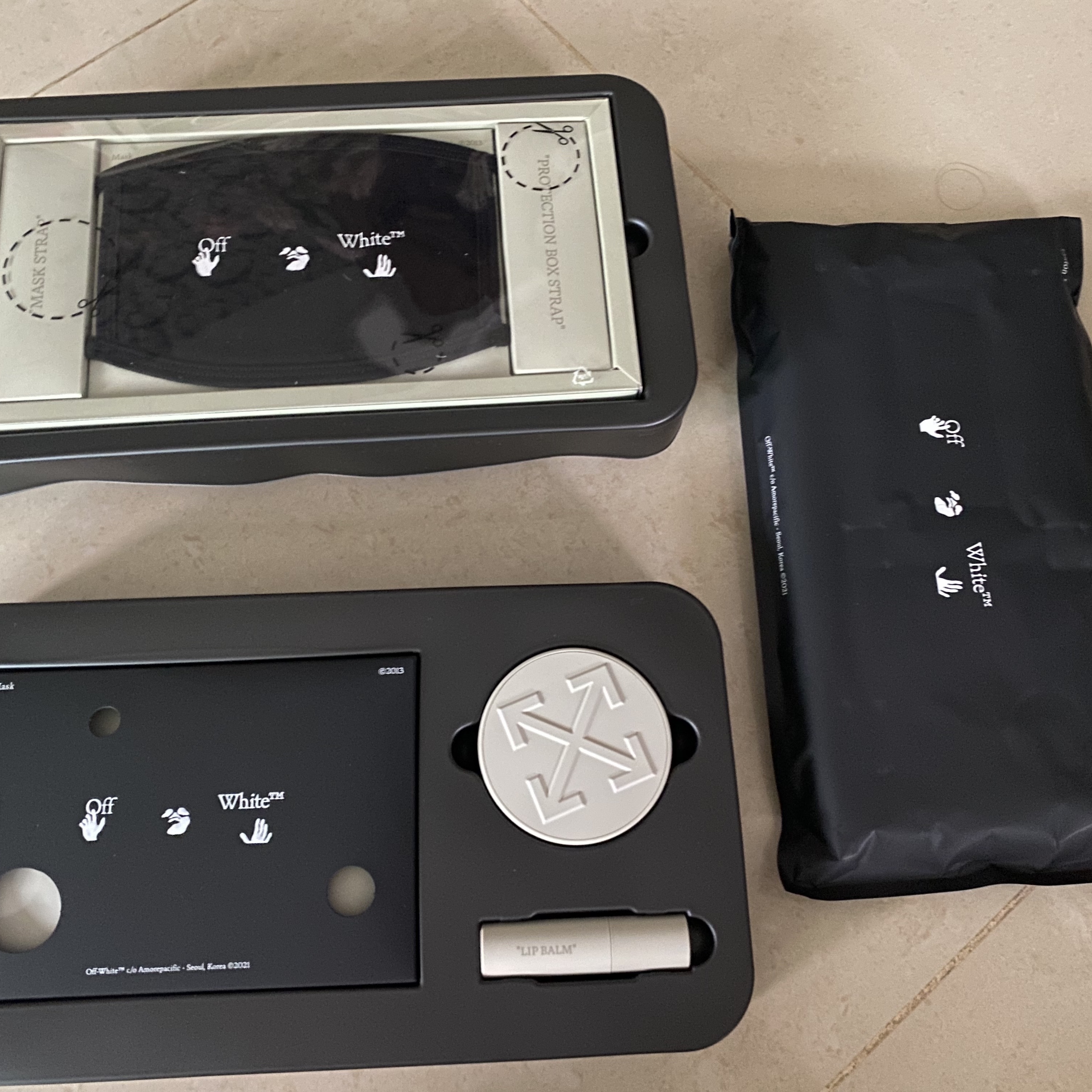Off-White x Amore Pacific Protection Box (Without Cosmetics) 착용 스타일 - 2