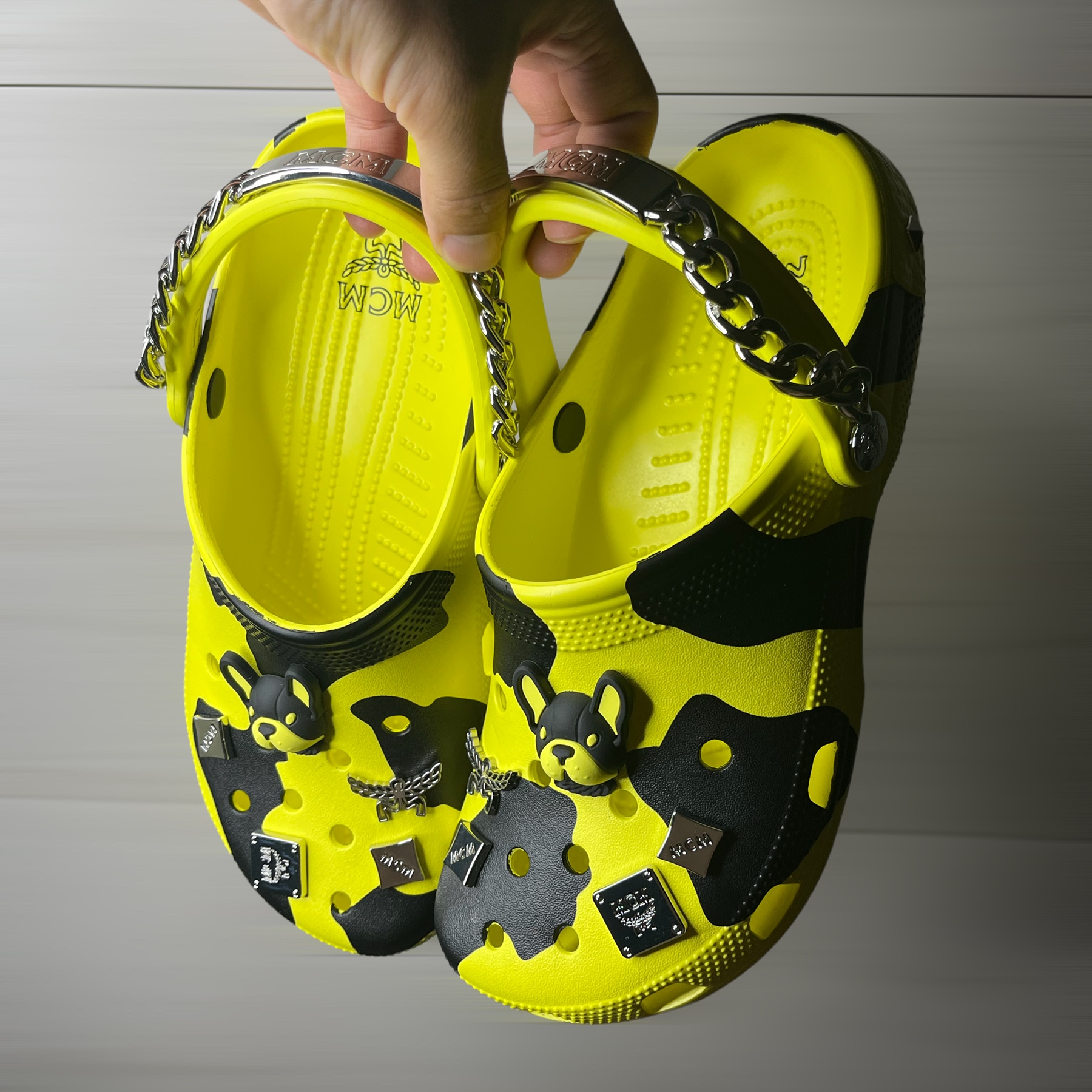 Crocs x MCM Camouflage Print Clog Neon Yellow 착용 스타일