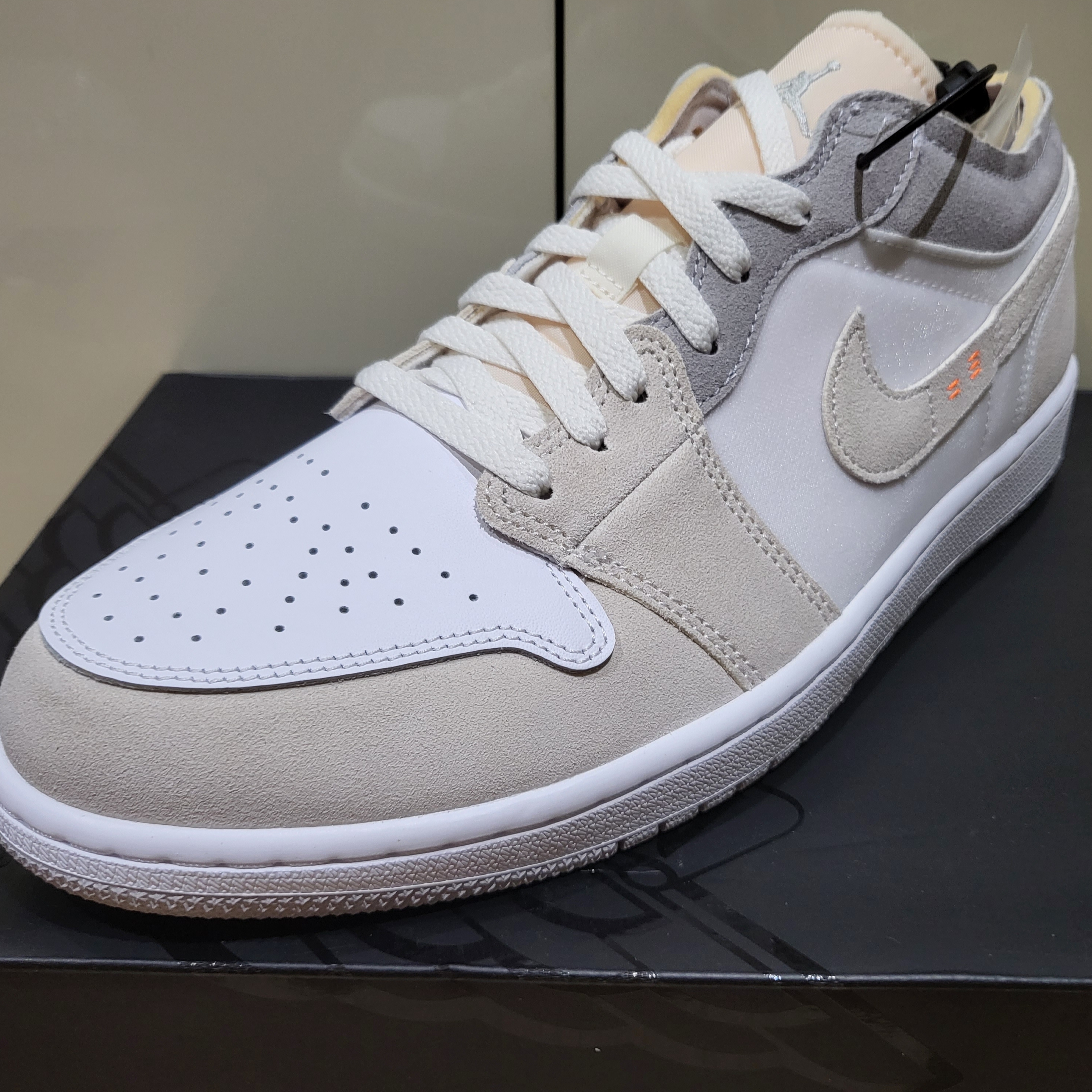 Jordan 1 Low SE Craft White and Phantom 착용 스타일 - 1
