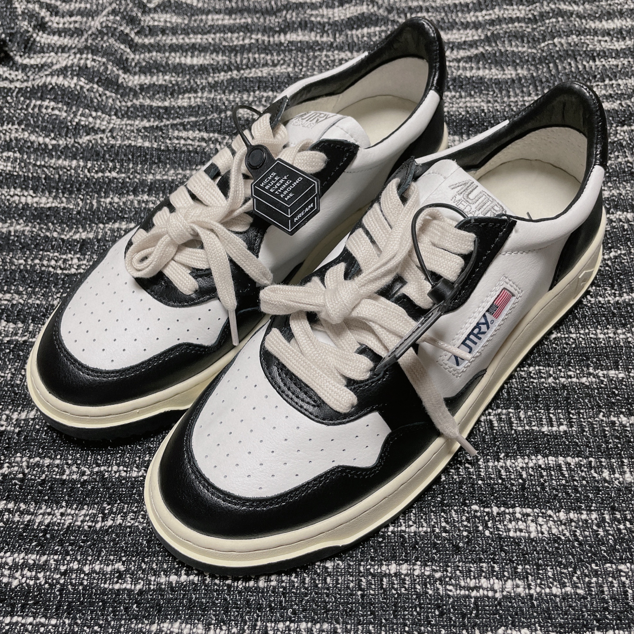 Autry Medalist Low Leather Sneakers Black White, Nike Dunk Low Retro Black 착용 스타일 - 1
