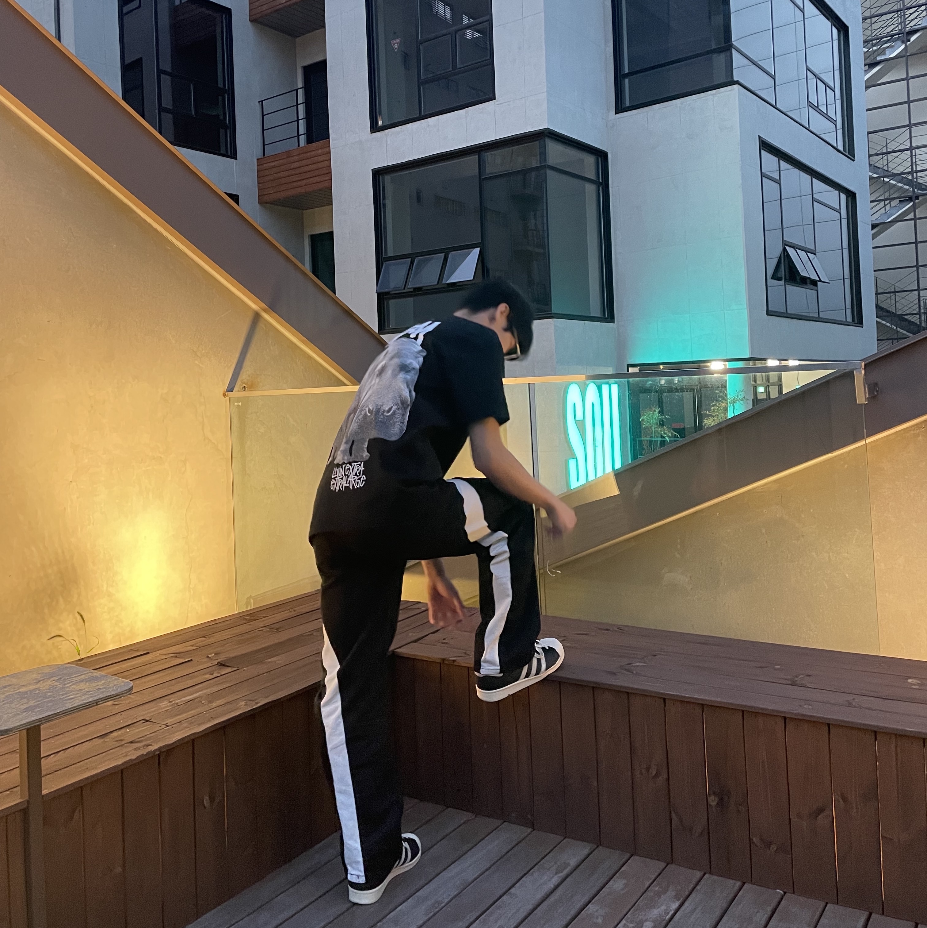 Adidas Superstar 82 Black White, Stussy Livin' Large T-Shirt Black 착용 스타일