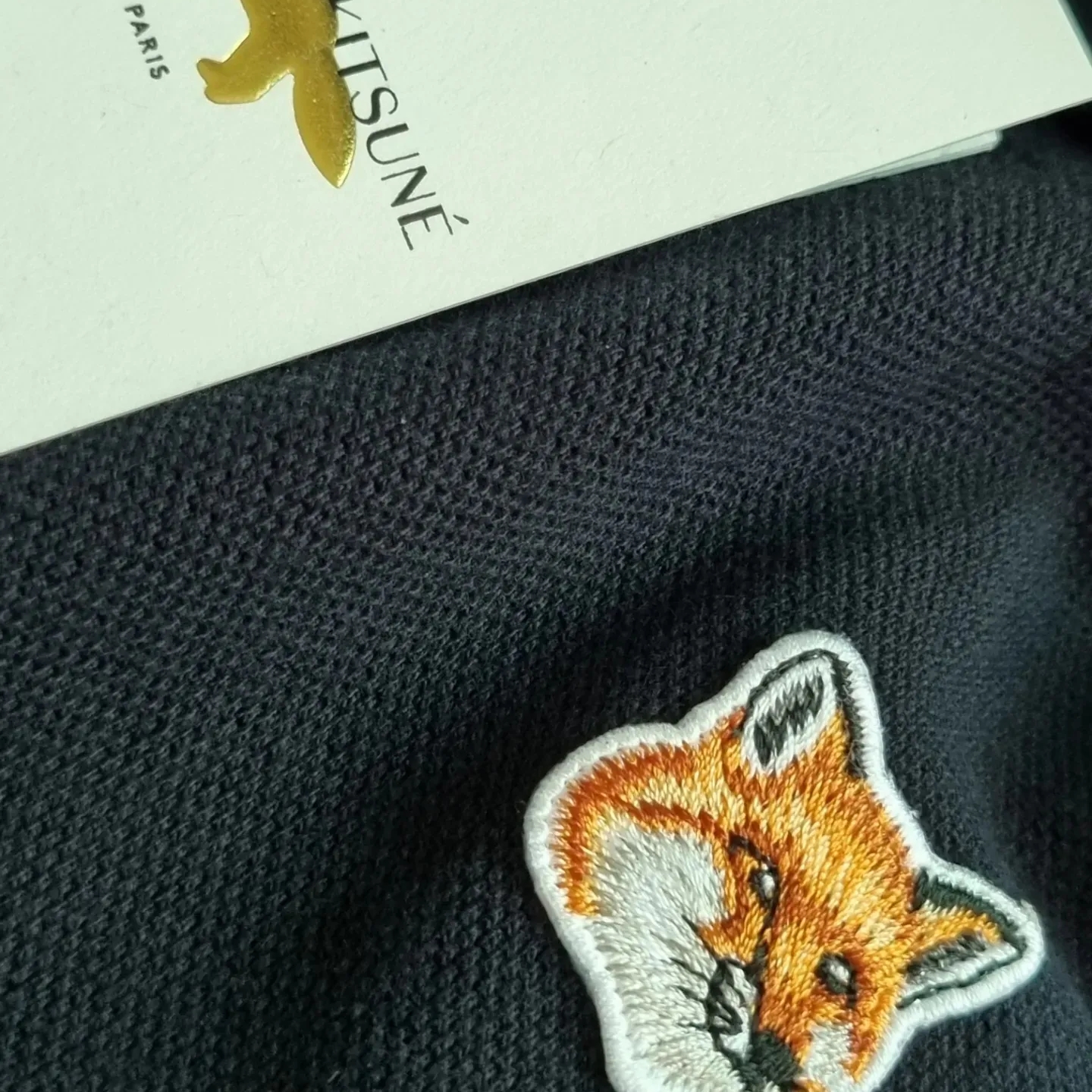Maison Kitsune Fox Head Patch Classic Polo Black 착용 스타일 - 3