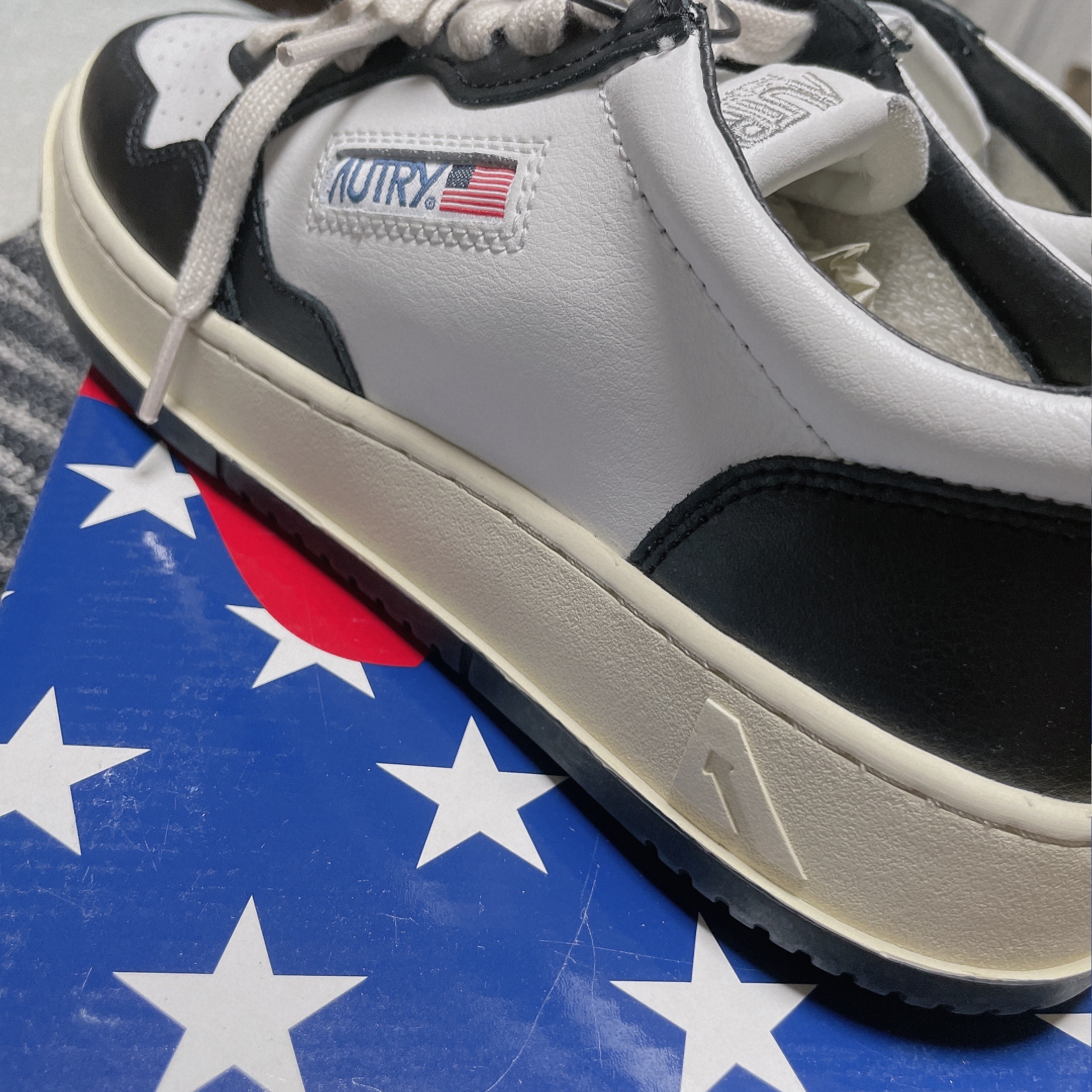 Autry Medalist Low Leather Sneakers Black White, Nike Dunk Low Retro Black 착용 스타일 - 2