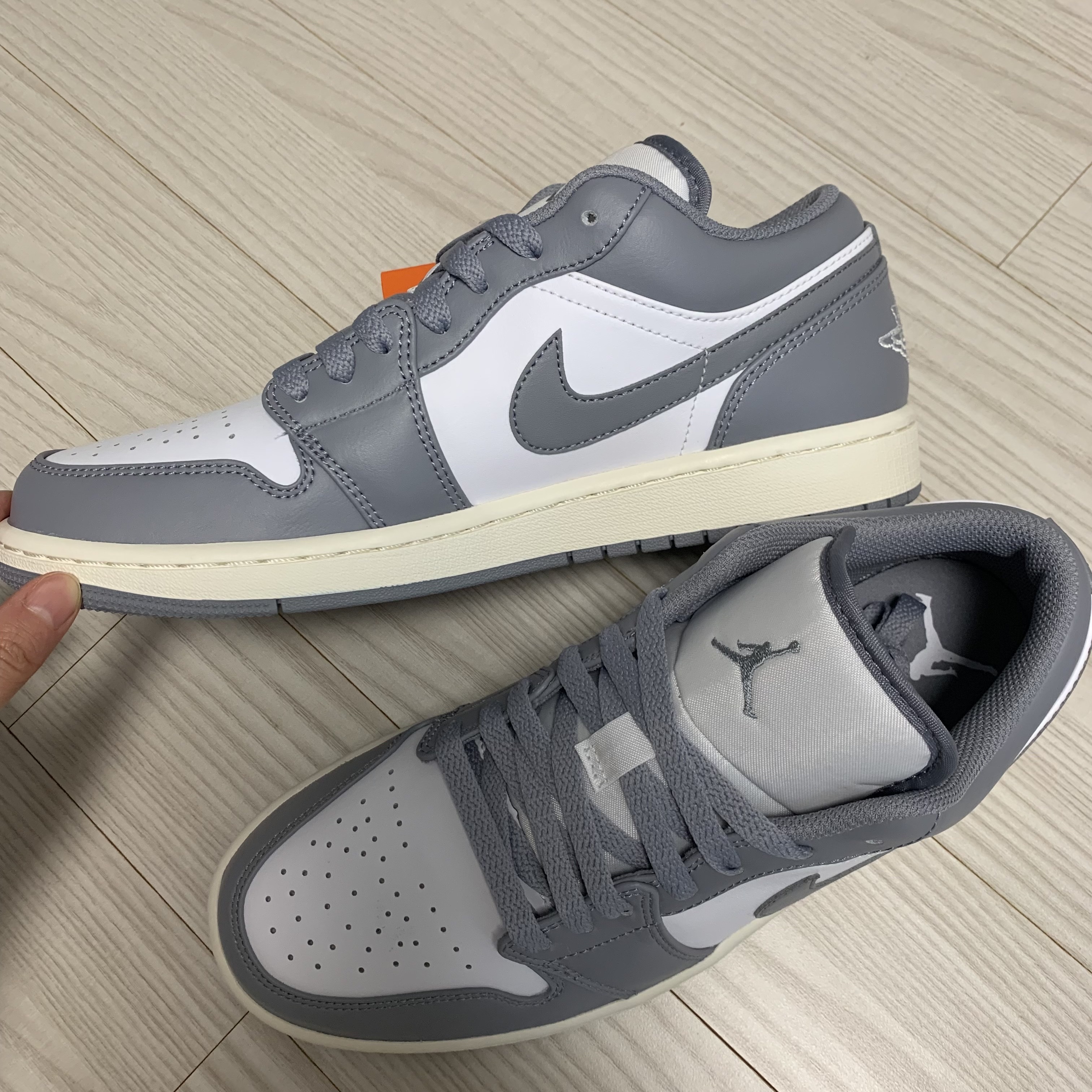Jordan 1 Low Stealth and White 착용 스타일