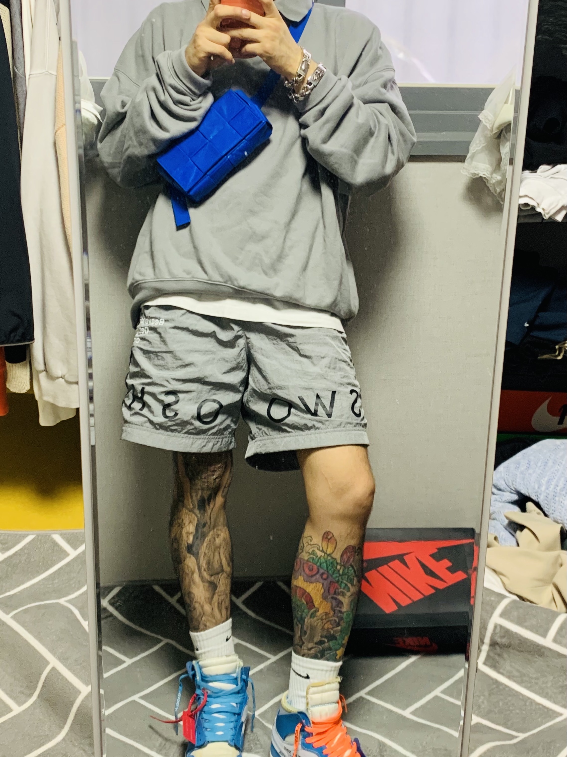 Jordan 1 x Off-White Retro High University Blue, Bottega Veneta Mini Leather Belt Cassette Parakeet 착용 스타일 - 2