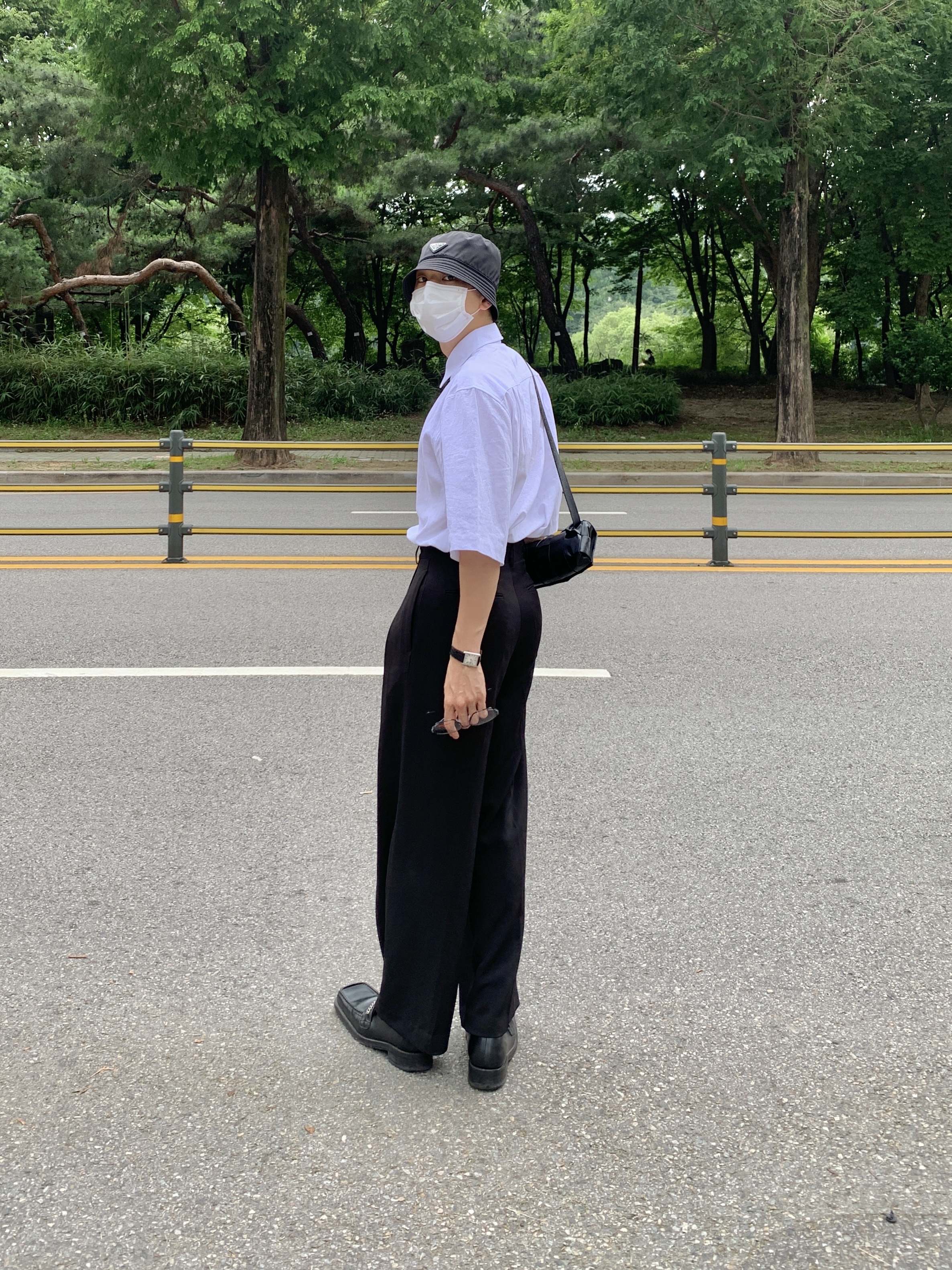 Prada Re-Nylon Bucket Hat Black, Cartier Tank Must Watch Small Quartz Steel Calfskin Black 착용 스타일 - 1