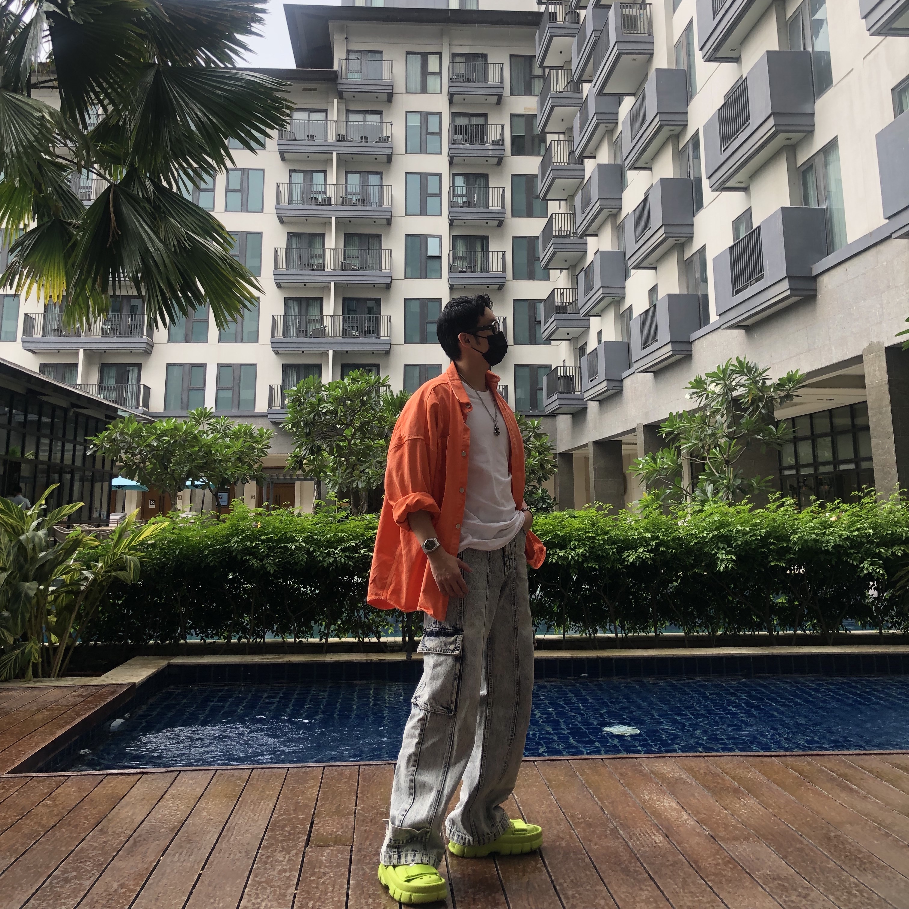 Crocs x Sankuanz Classic Clog Lime Punch 착용 스타일 - 2