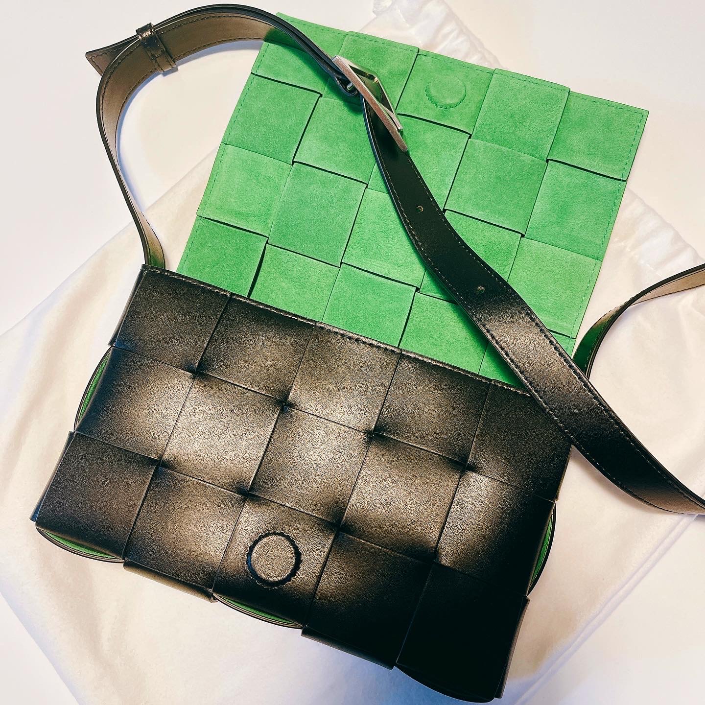 Bottega Veneta Leather Cassette Black Parakeet 착용 스타일 - 2