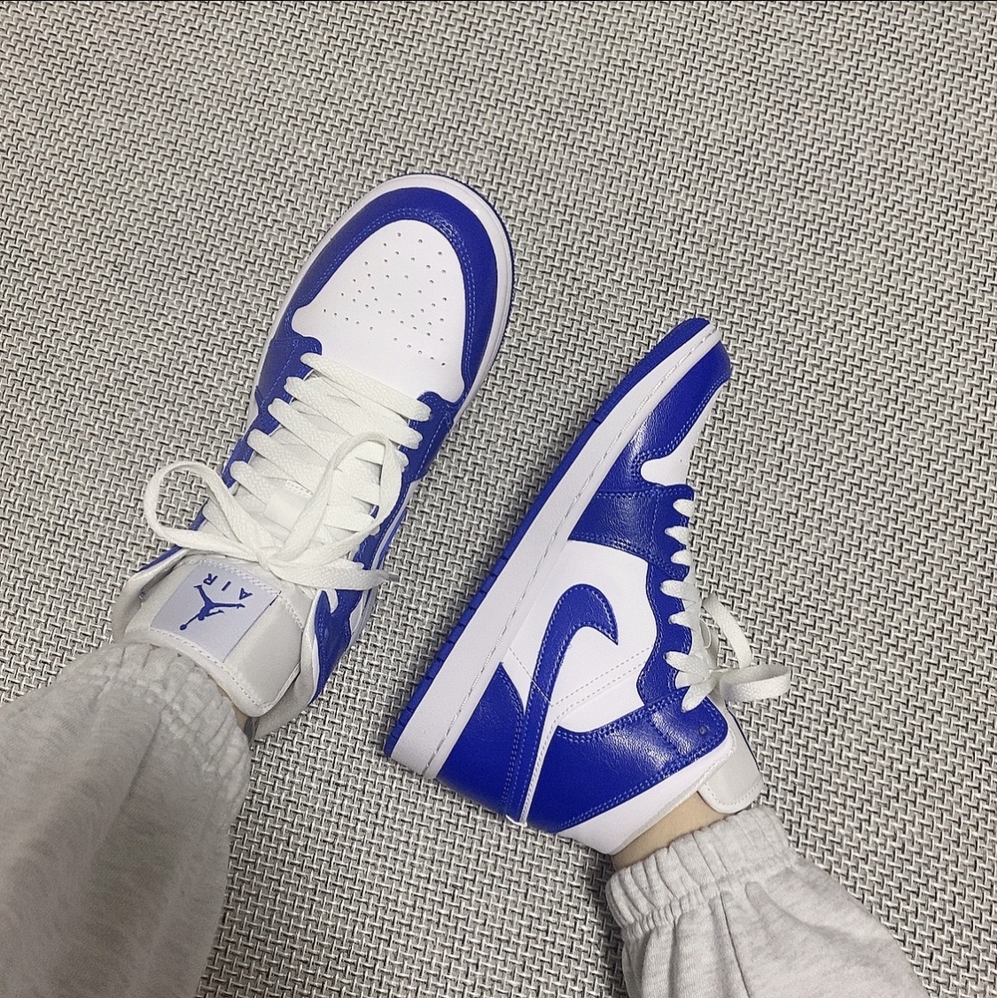 (W) Jordan 1 Mid White Hyper Royal 착용 스타일