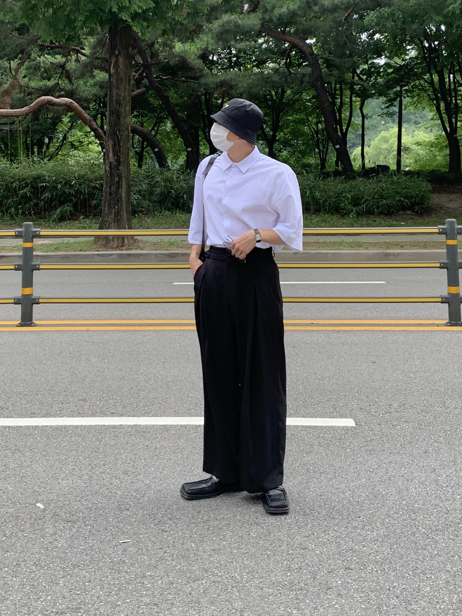 Prada Re-Nylon Bucket Hat Black, Cartier Tank Must Watch Small Quartz Steel Calfskin Black 착용 스타일 - 2