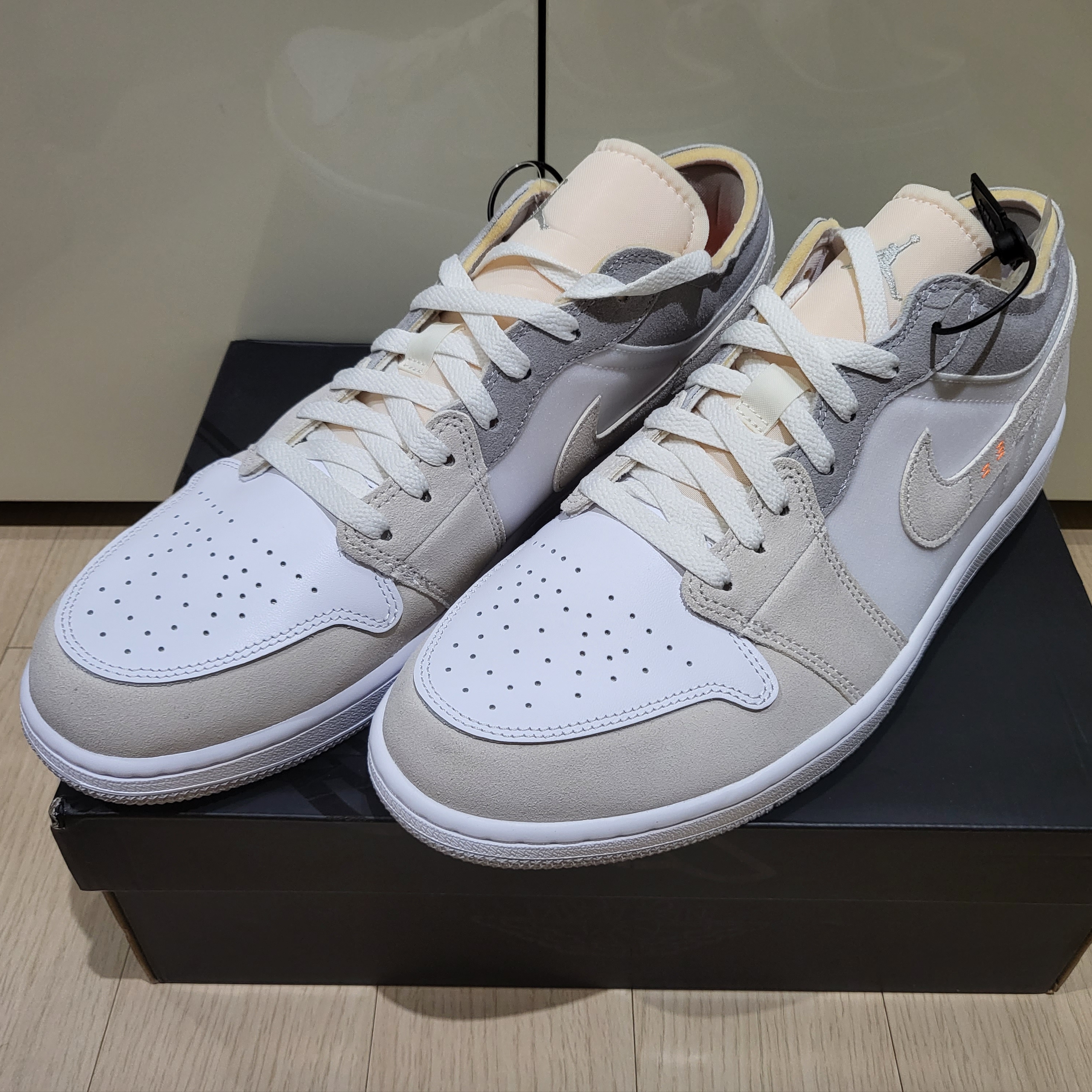 Jordan 1 Low SE Craft White and Phantom 착용 스타일 - 3