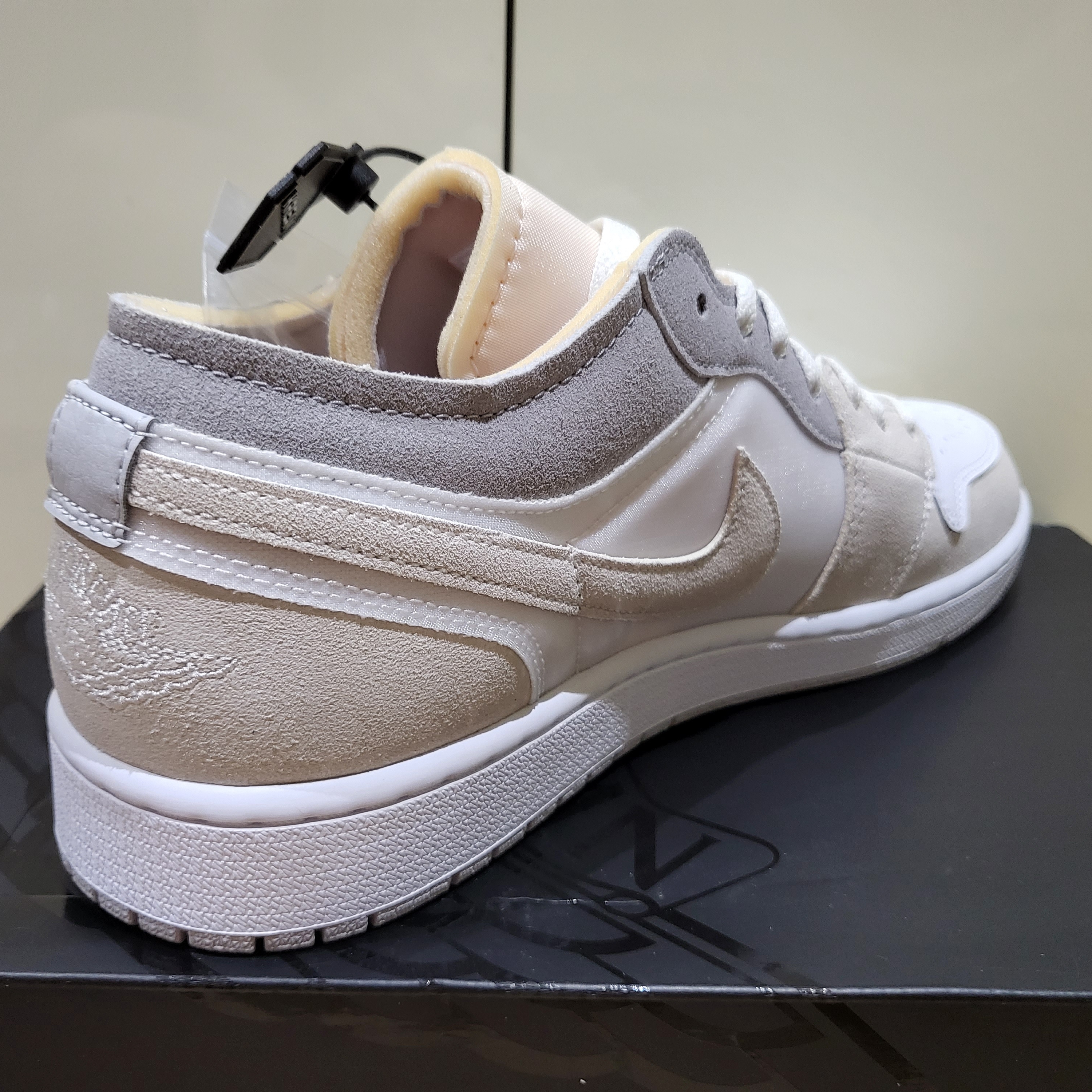 Jordan 1 Low SE Craft White and Phantom 착용 스타일 - 4