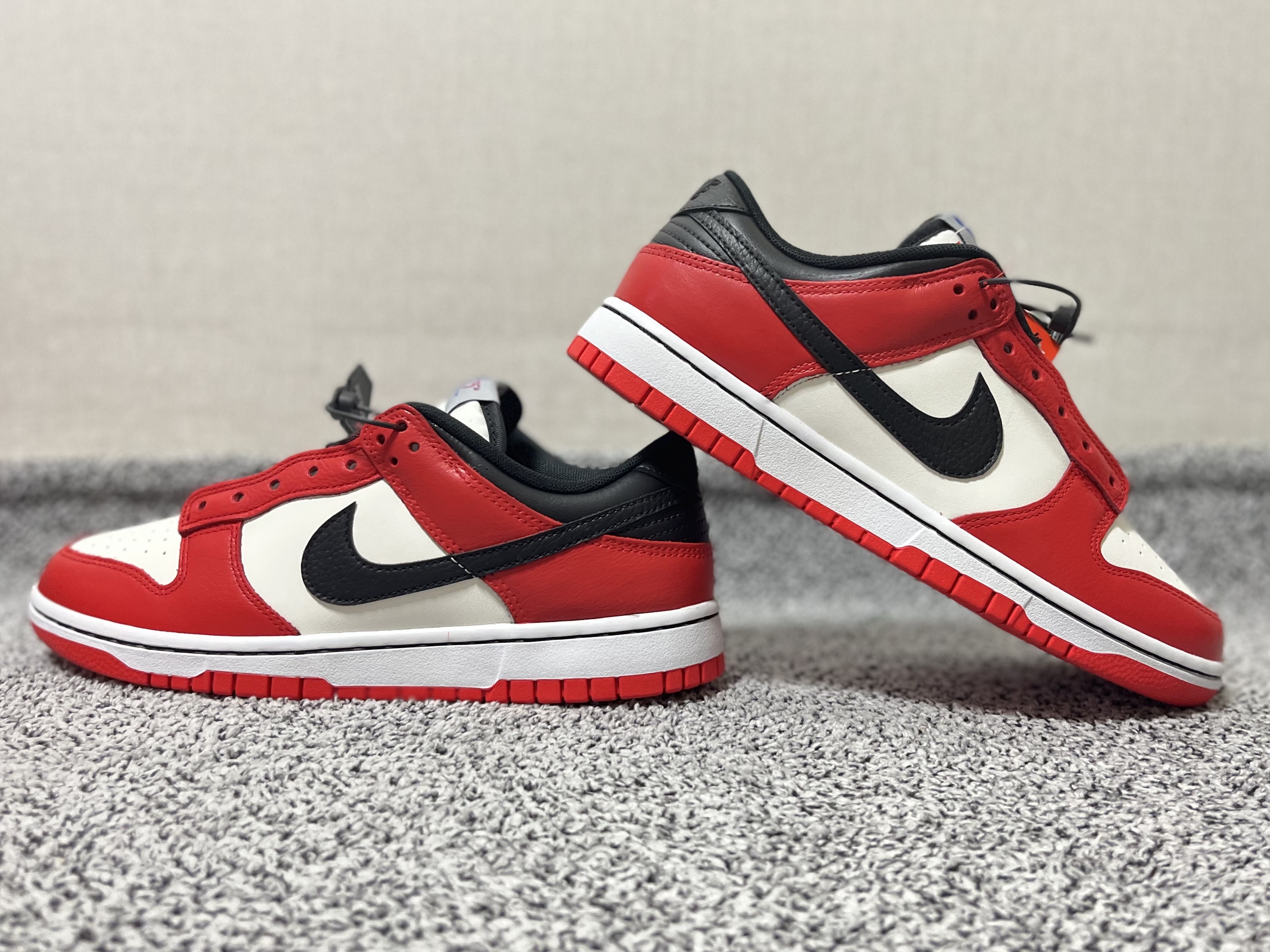 Jordan 1 Mid Chicago 2020, Nike x NBA Dunk Low Retro EMB Black and Chile Red 착용 스타일 - 3
