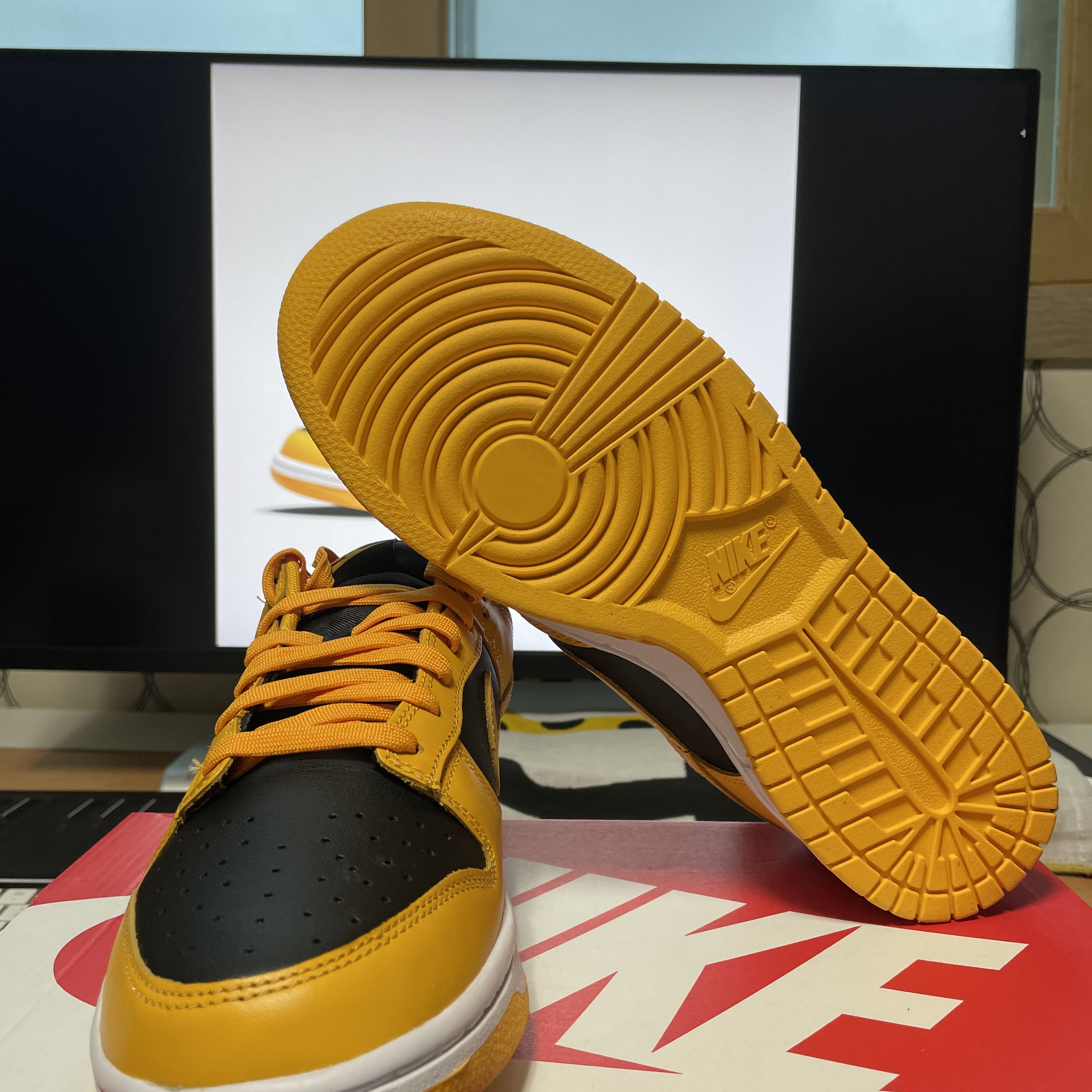 Nike Dunk Low Retro Championship Goldenrod 착용 스타일 - 1
