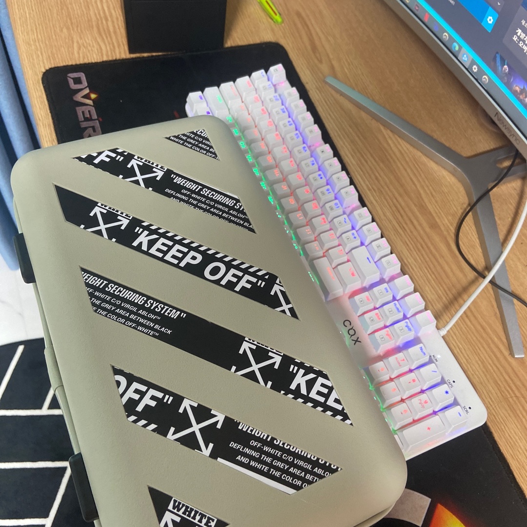 Off-White x Amore Pacific Protection Box (Without Cosmetics) 착용 스타일 - 1