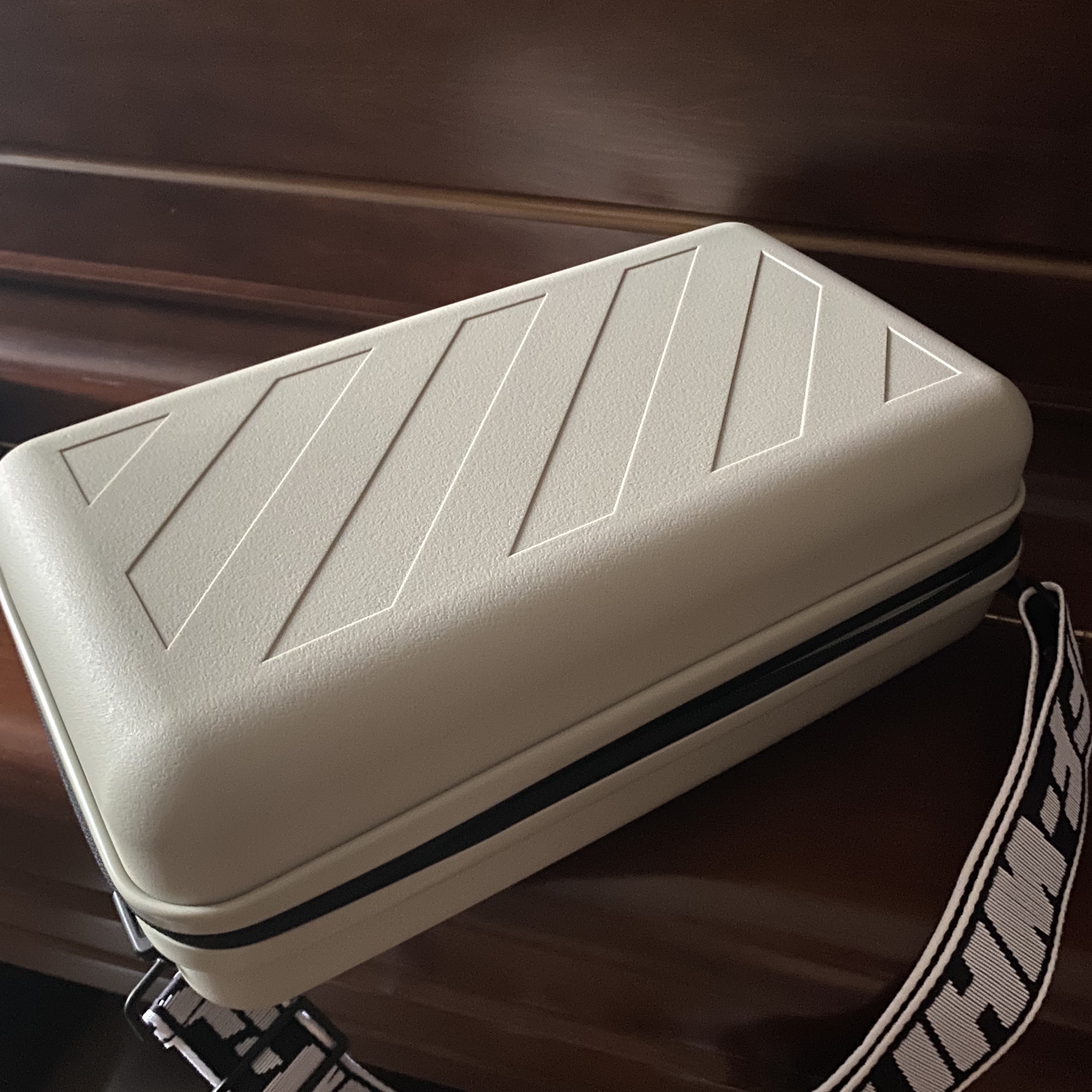 Off-White x Amore Pacific Protection Box (Without Cosmetics) 착용 스타일 - 1