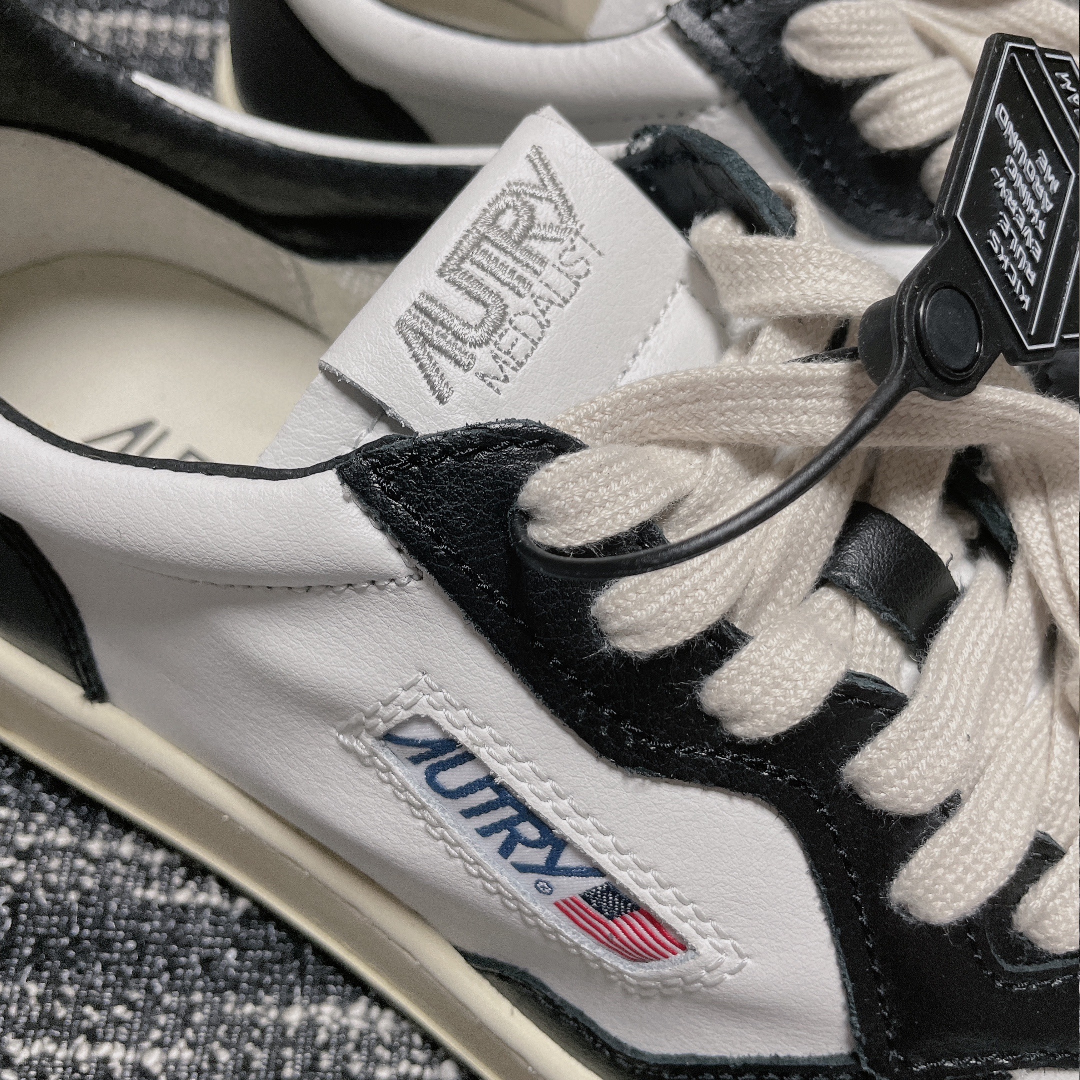 Autry Medalist Low Leather Sneakers Black White, Nike Dunk Low Retro Black 착용 스타일 - 4