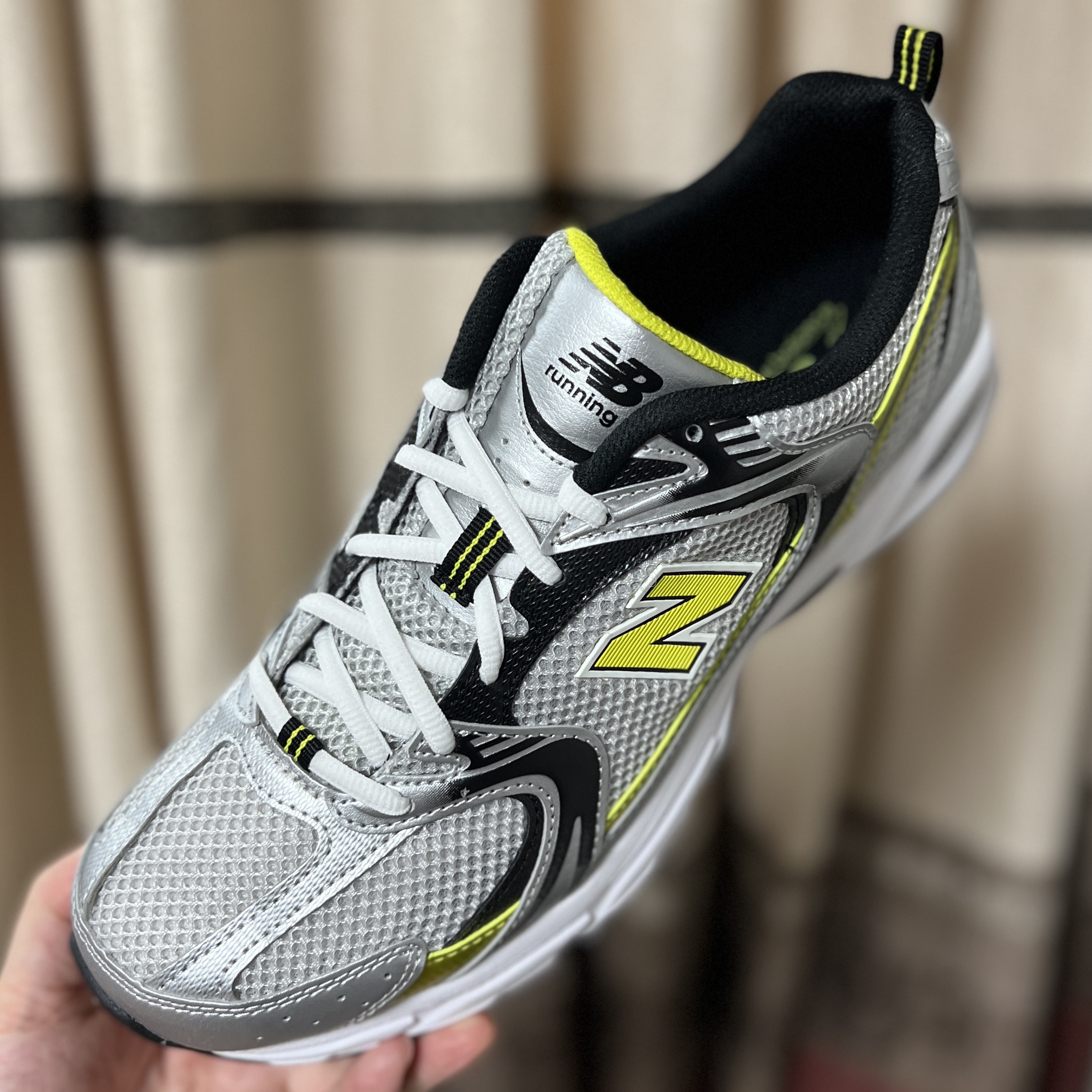 New Balance 530 Silver 착용 스타일 - 1