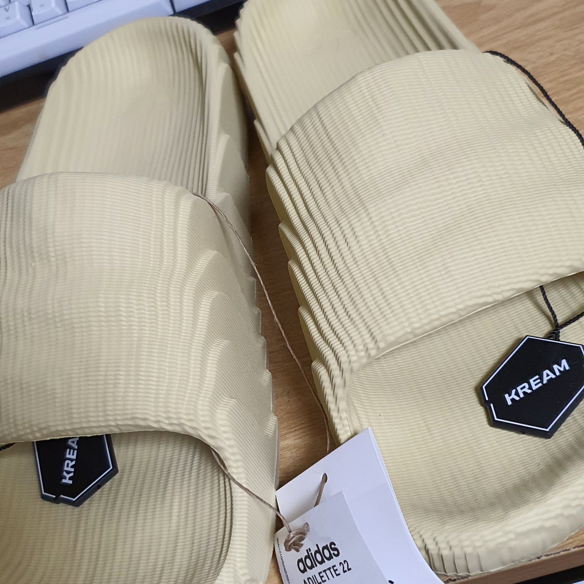 Adidas Adilette 22 Desert Sand 착용 스타일