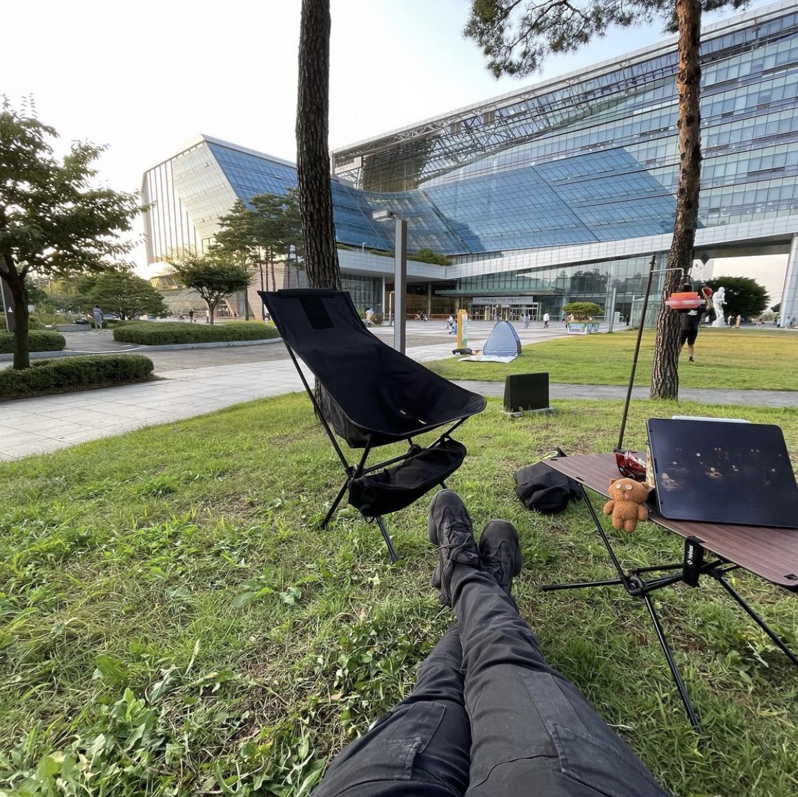 Helinox Tactical Sunset Chair Black 착용 스타일