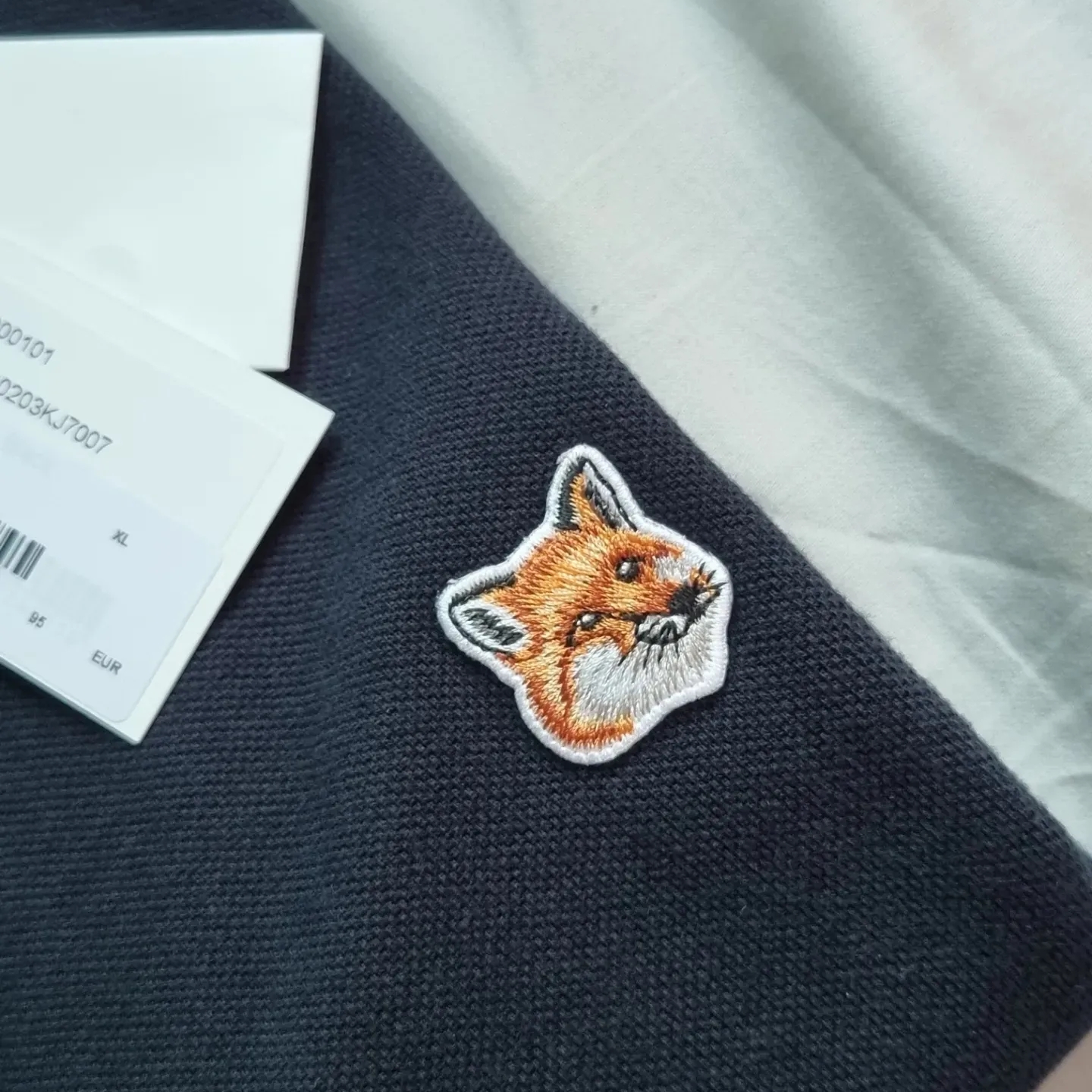 Maison Kitsune Fox Head Patch Classic Polo Black 착용 스타일 - 5
