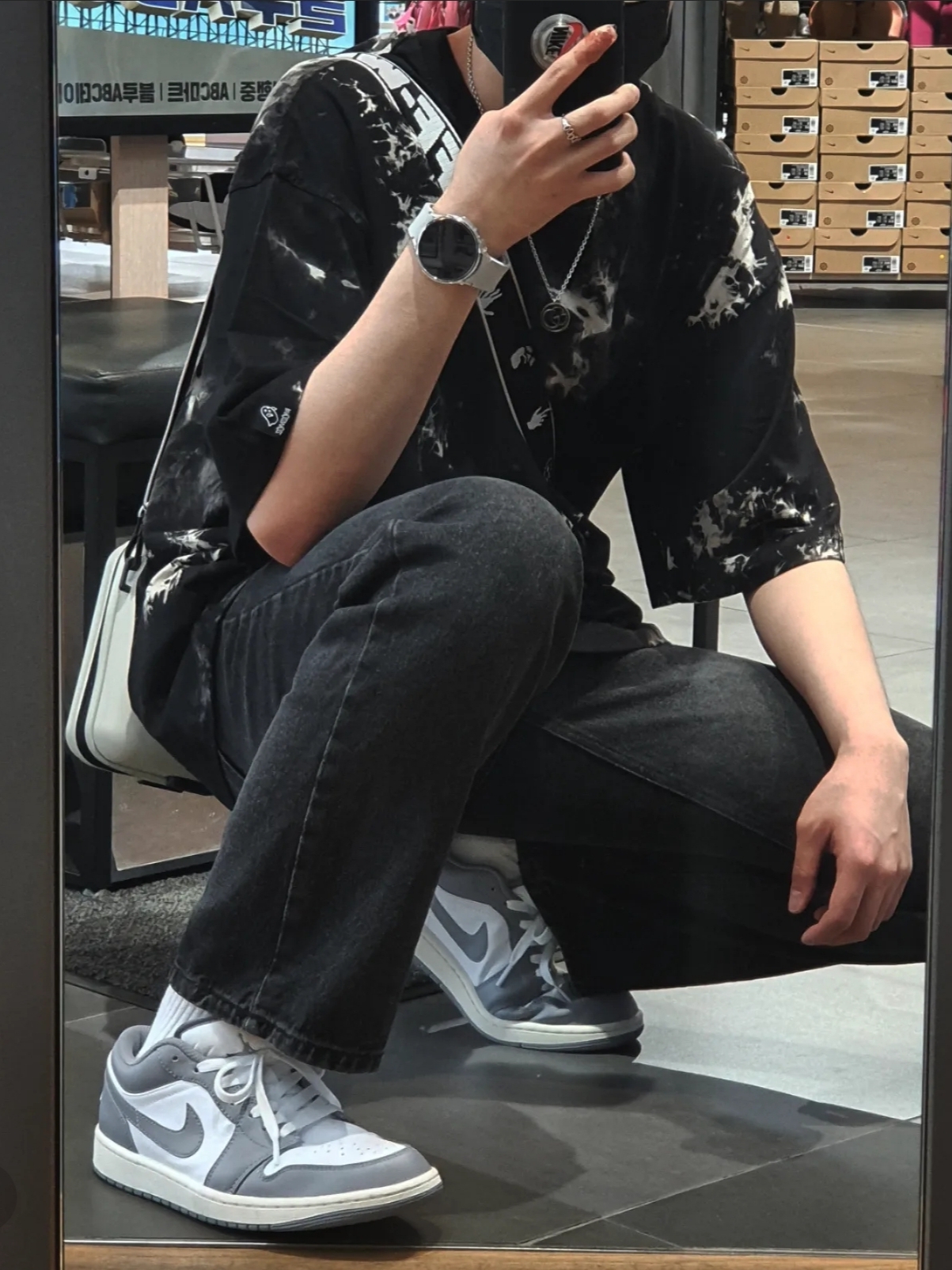 Off-White x Amore Pacific Protection Box (Without Cosmetics), Jordan 1 Low Stealth and White 착용 스타일