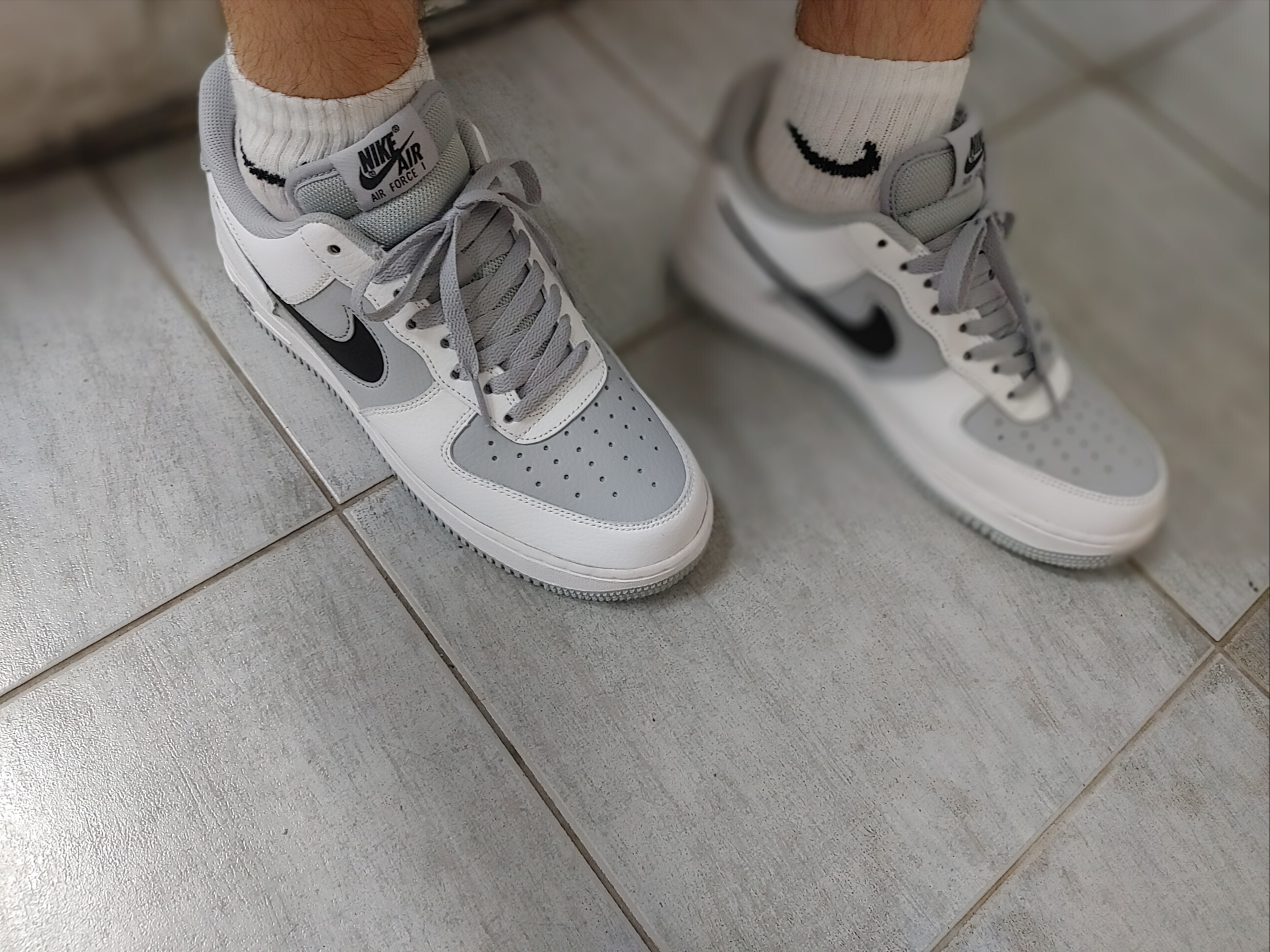 Nike Air Force 1 '07 Cut Out Swoosh Cool Grey 착용 스타일