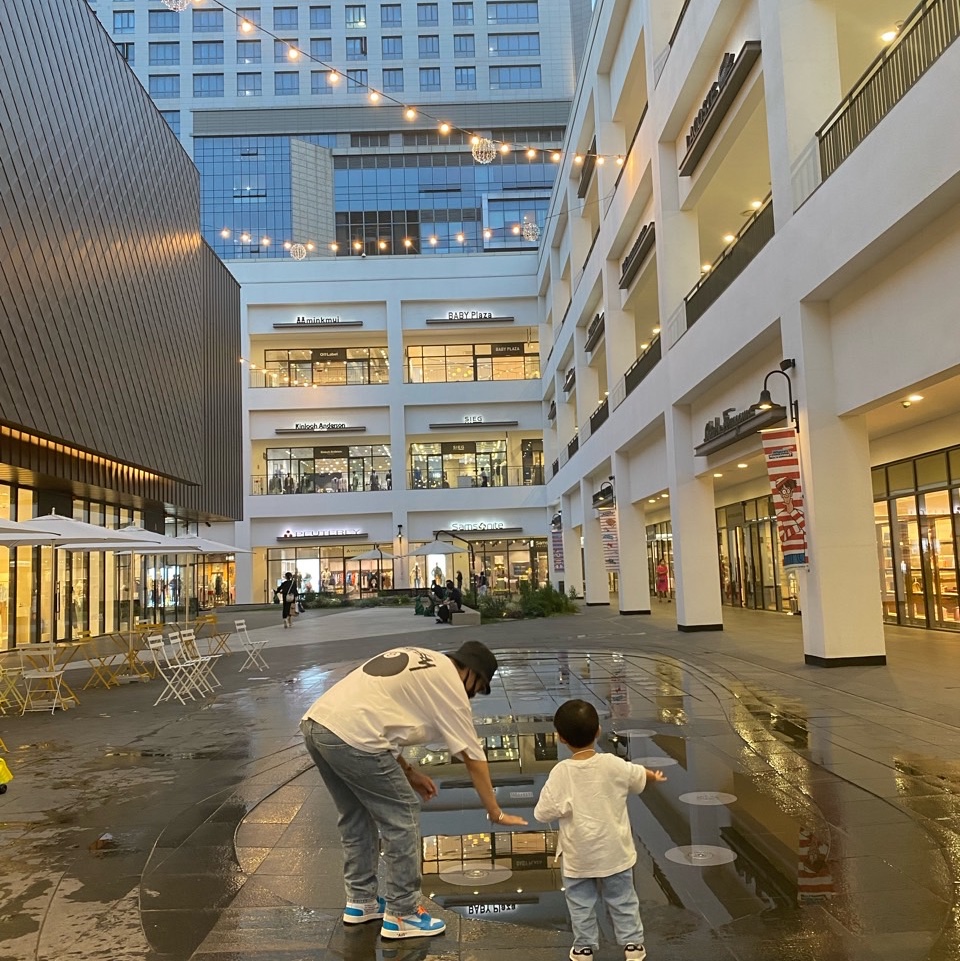 Jordan 1 x Off-White Retro High University Blue, Stussy 8 Ball T-Shirt White - 22SS 착용 스타일