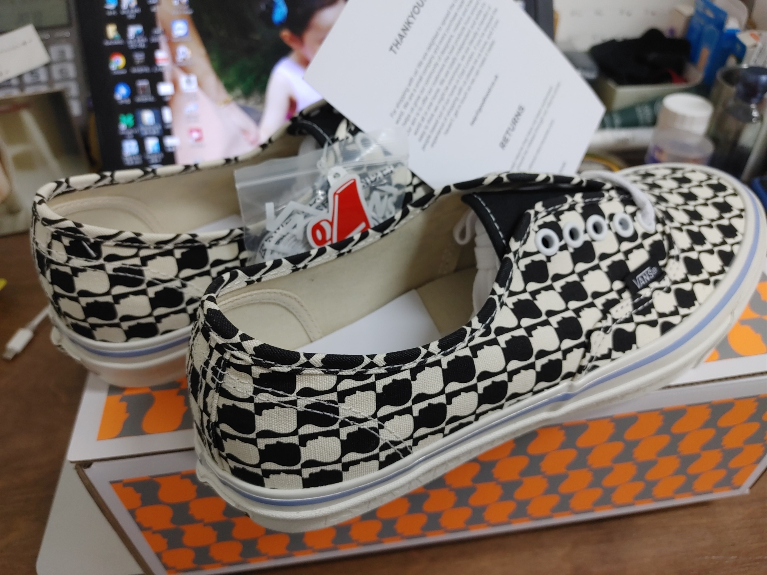 Vans Vault x Brain Dead OG Authentic LX Black White 착용 스타일 - 3