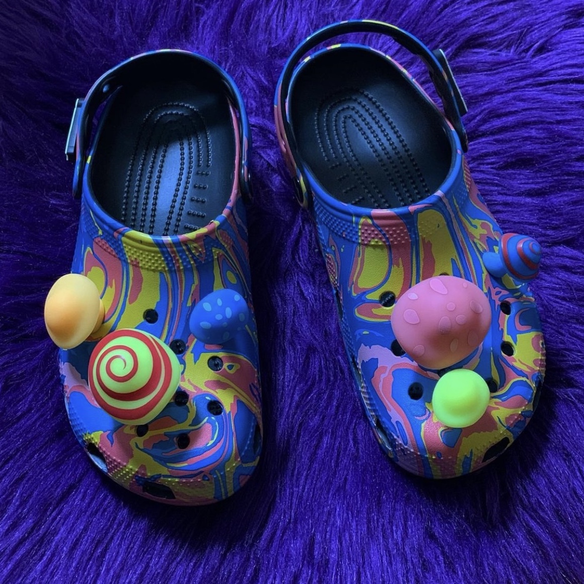 Crocs x Diplo Classic Clog Take a Walk On the Weird Side 착용 스타일 - 1