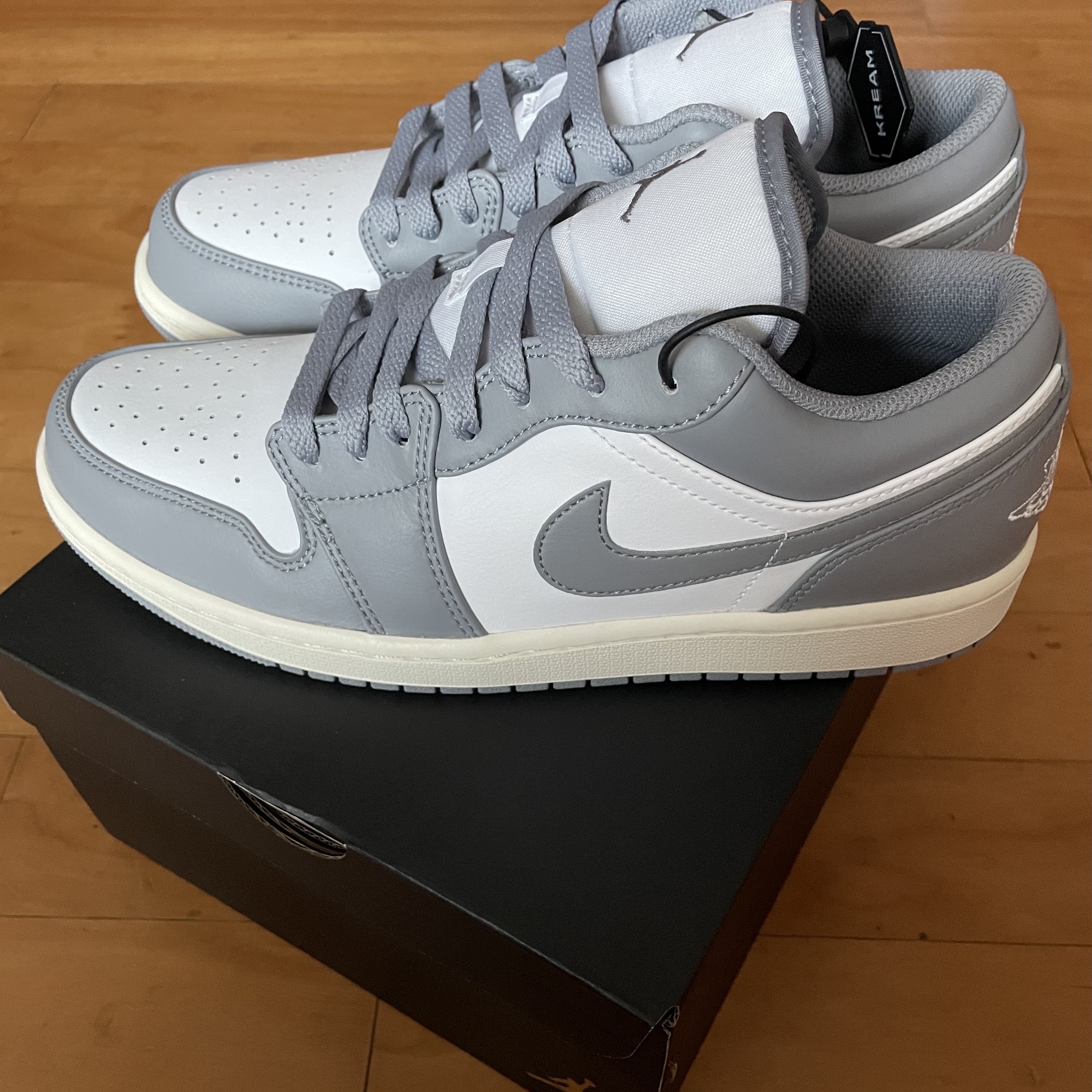 Jordan 1 Low Stealth and White 착용 스타일