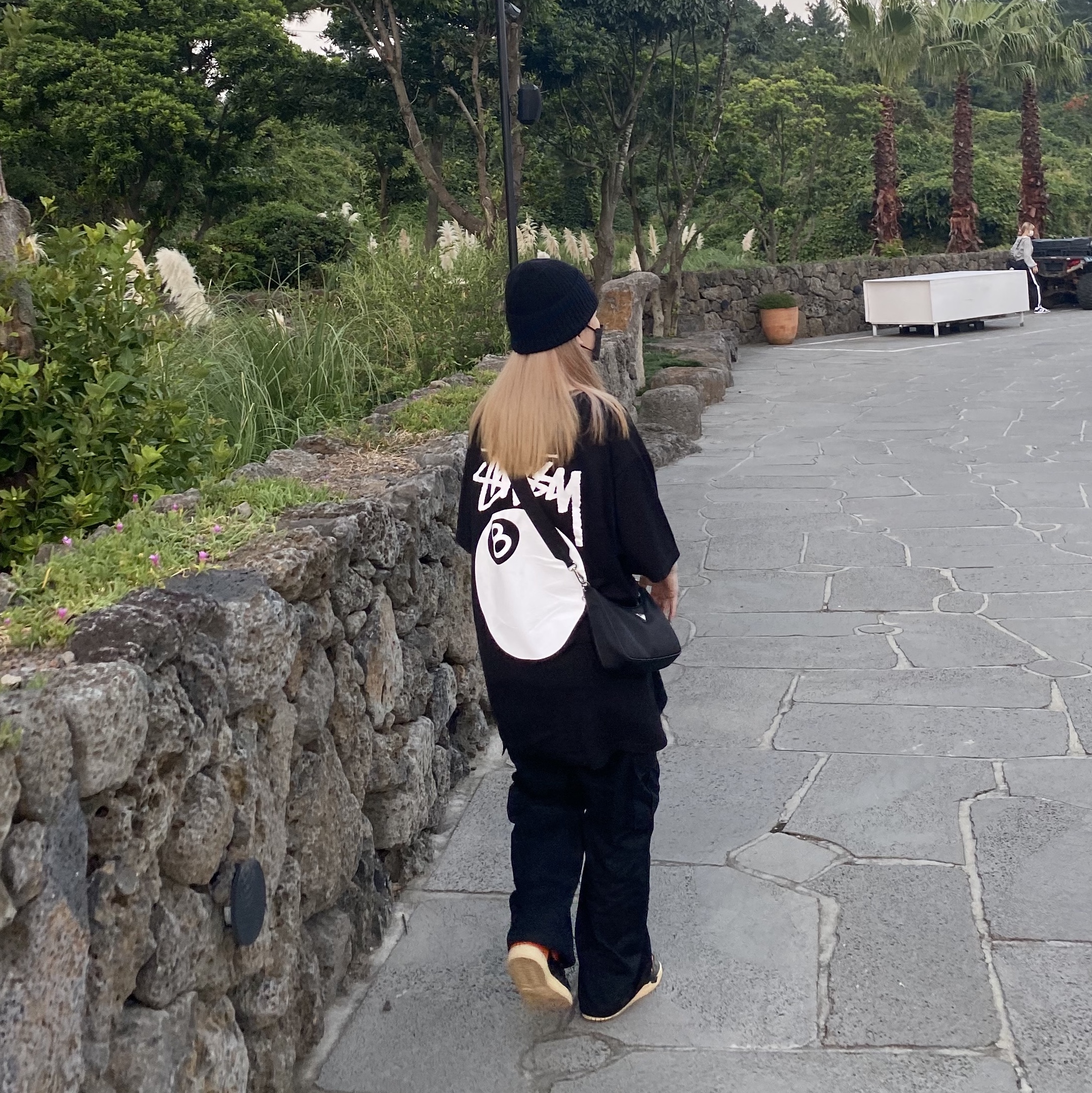Stussy 8 Ball T-Shirt Black - 21SS, Prada Re-Edition 2005 Re-Nylon Shoulder Bag Black 착용 스타일 - 1