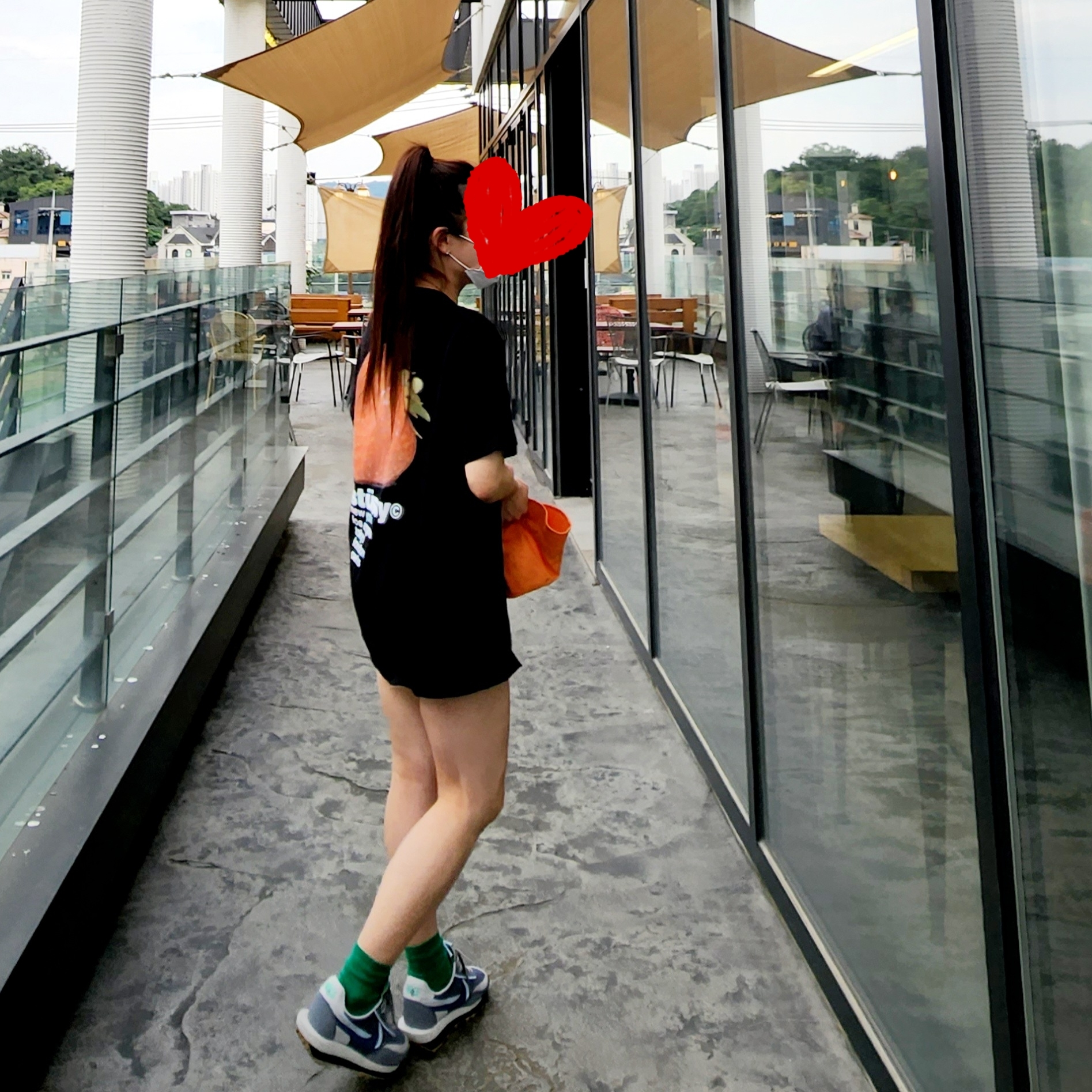 Stussy Strawberry T-Shirt Black, Nike x Sacai x Clot LDWaffle Cool Grey 착용 스타일 - 1