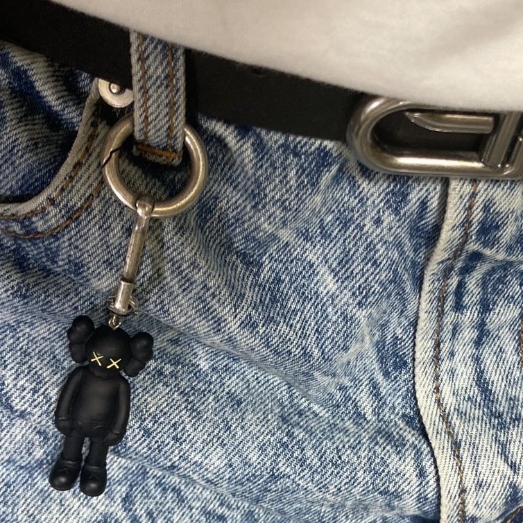 Kaws Tokyo First Companion Keychain Black 착용 스타일
