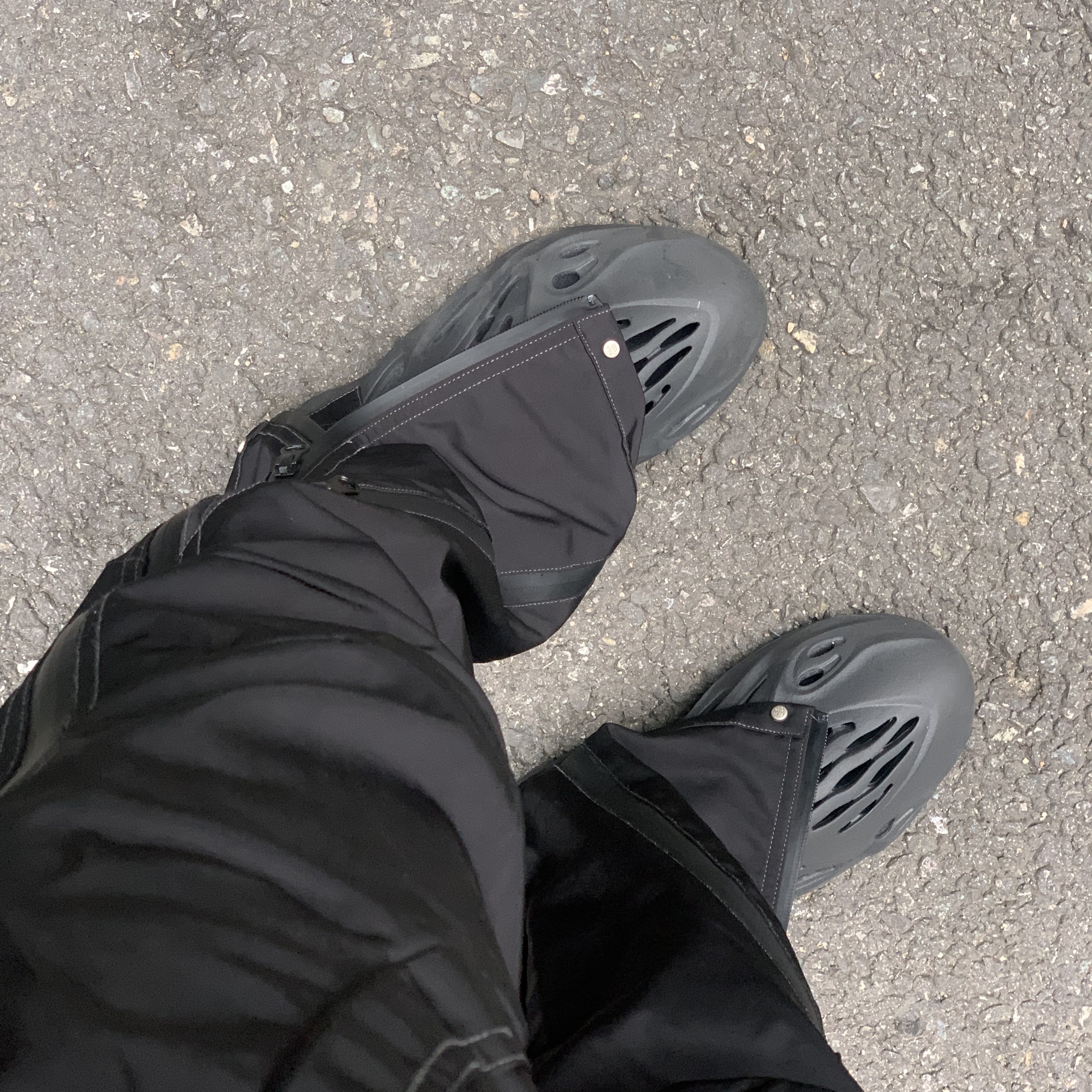 Adidas Yeezy Foam RNNR Onyx 착용 스타일
