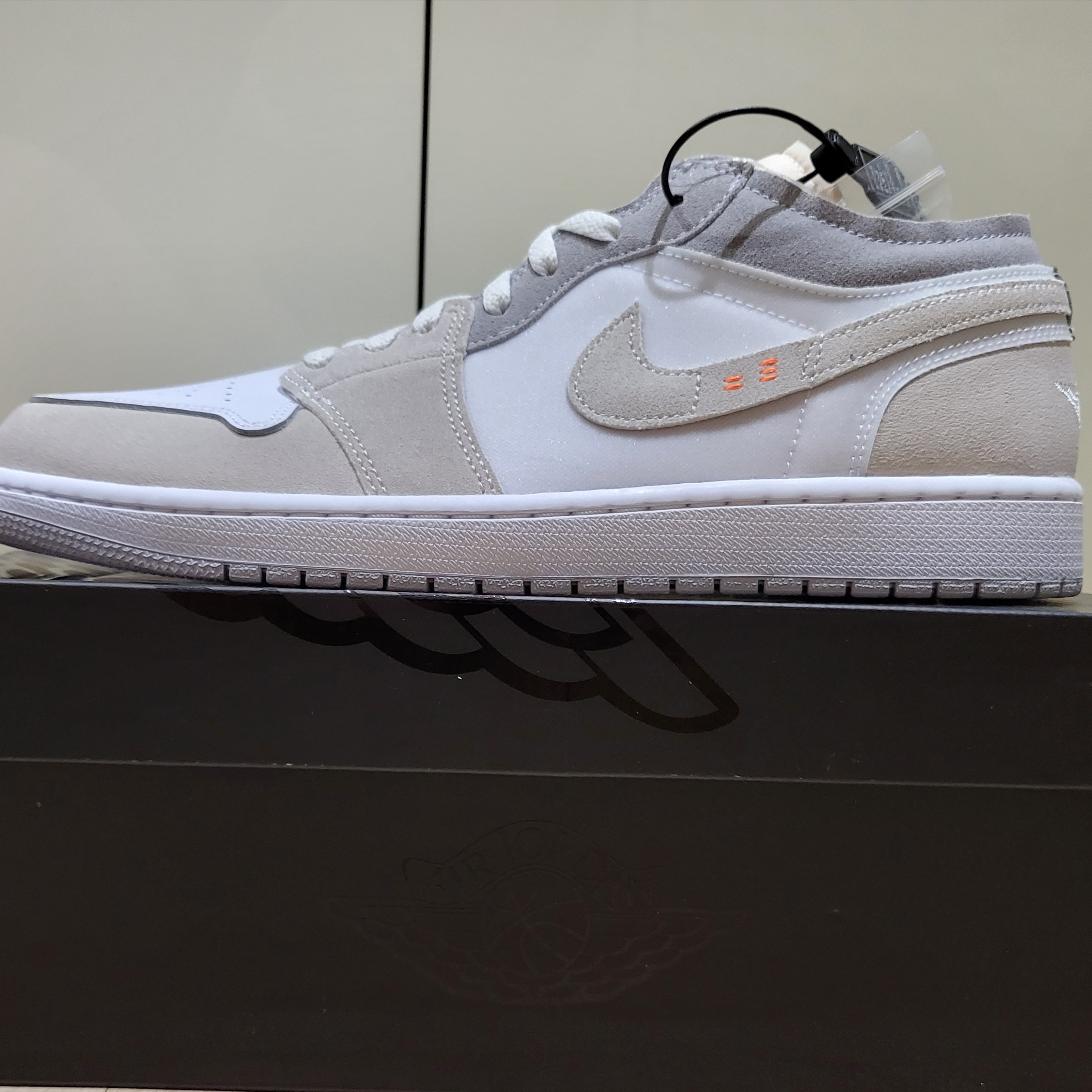 Jordan 1 Low SE Craft White and Phantom 착용 스타일 - 2